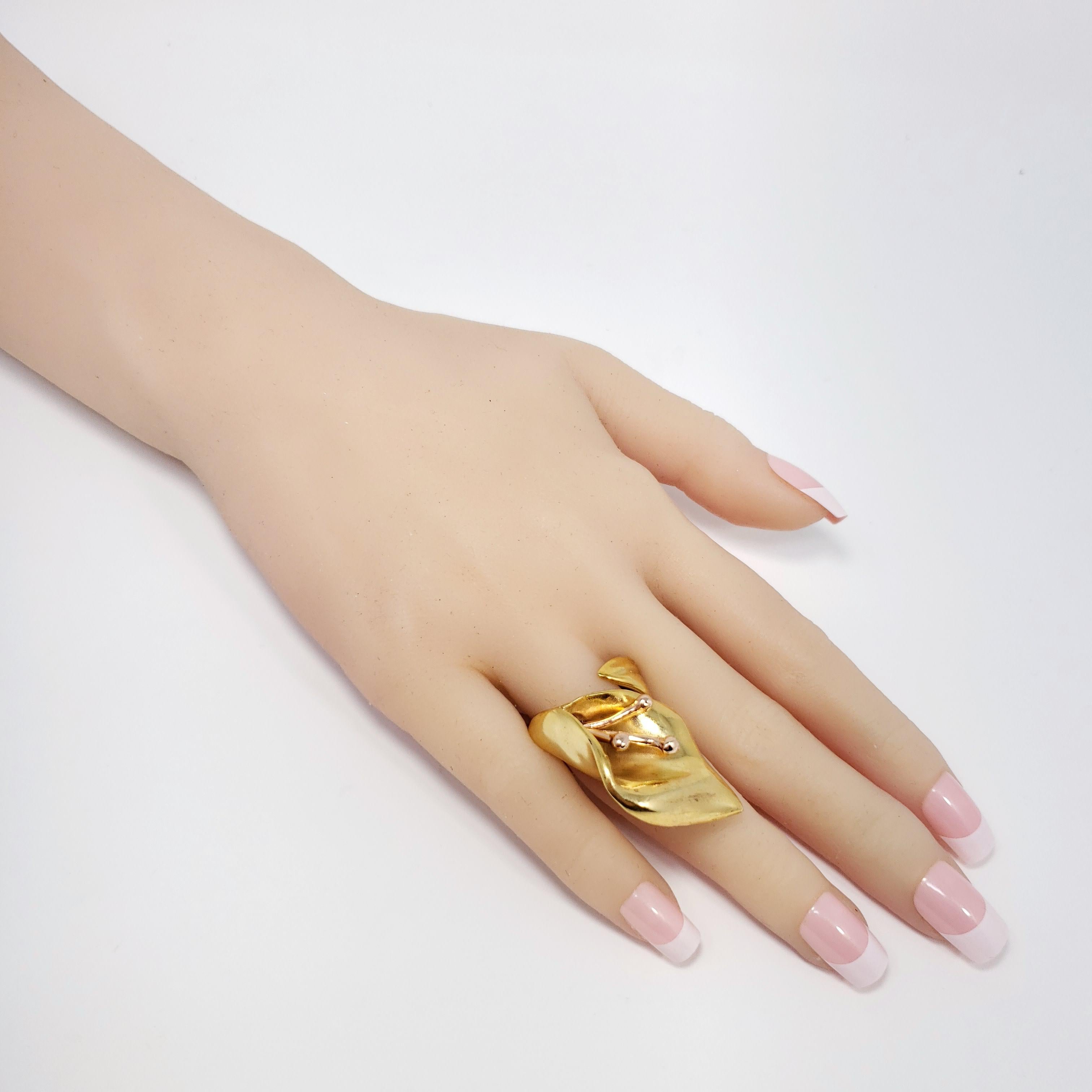 Oscar de la Renta Cocktail-Statement-Ring aus poliertem Gold mit Calla Lily (Moderne) im Angebot