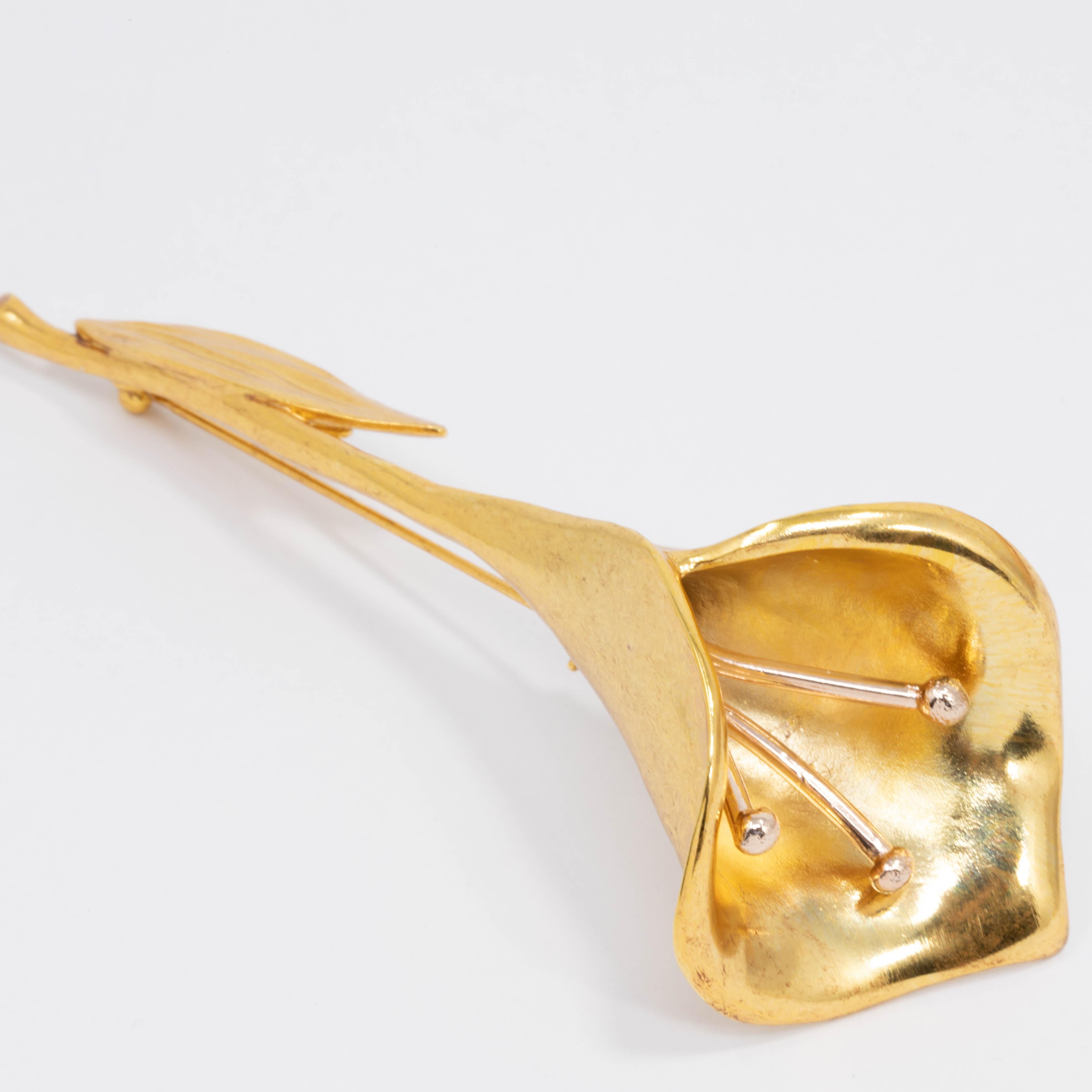 Flower chic pin brooch by Oscar de la Renta. A glowing calla lily in gold.

Gold plated.

Tags, Marks, Hallmarks: Oscar de la Renta, Made in USA
