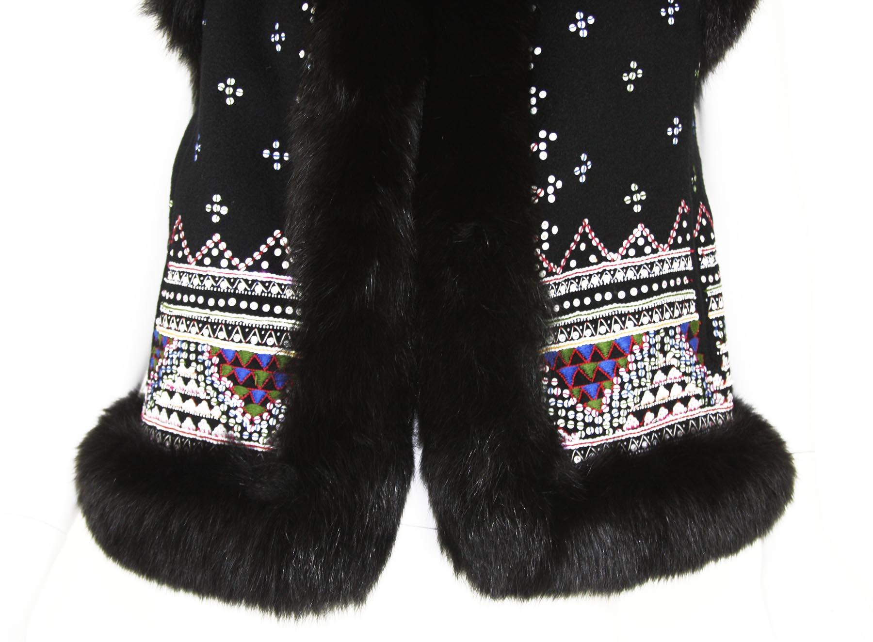 Black Oscar De La Renta Cashmere Sequin Embroidered Fox Fur Trim Vest Jacket US 6 For Sale