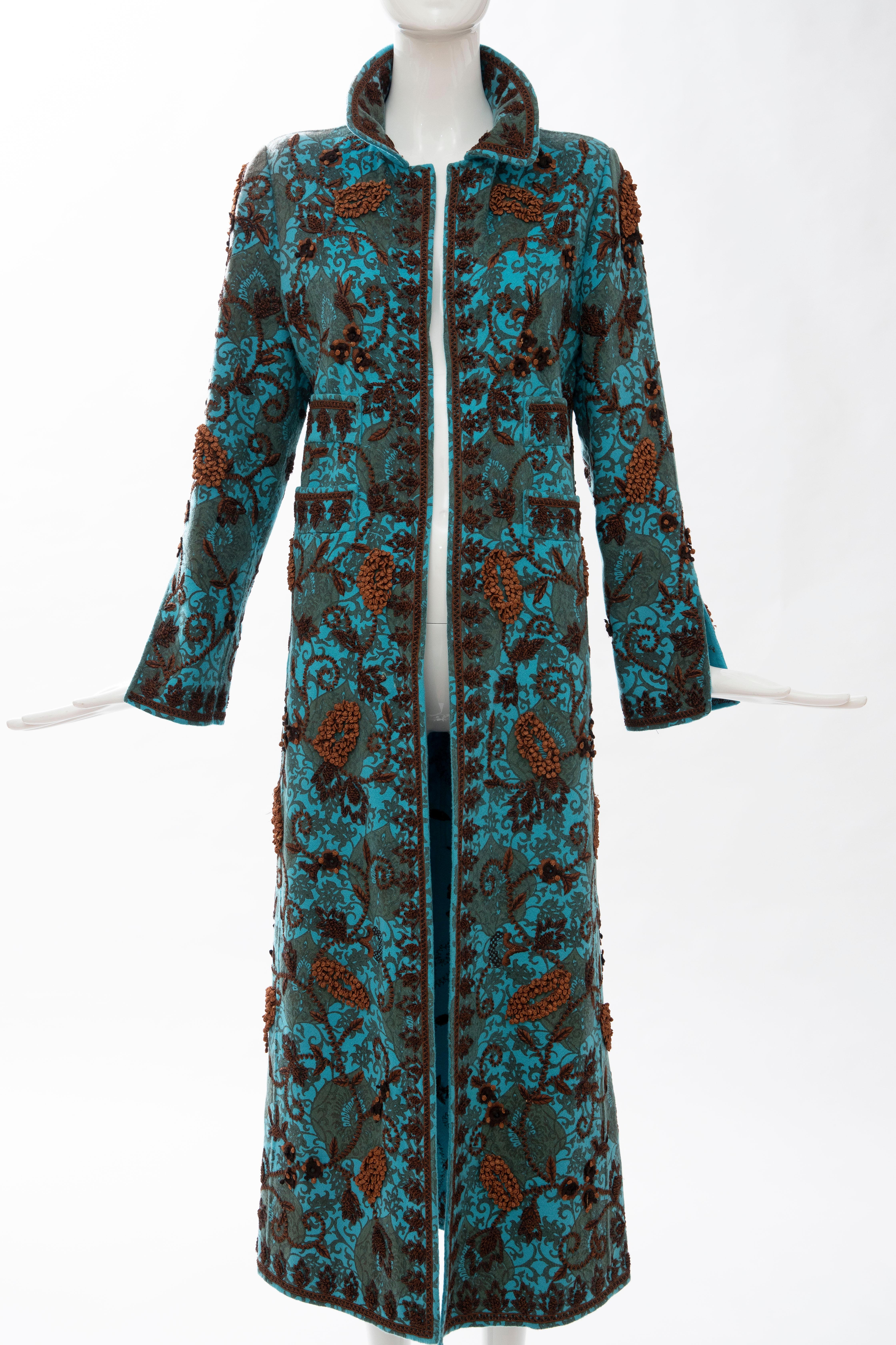  Oscar De La Renta cerulean cashmerecoat featuring floral chocolate brown and rust bead embroidery throughout with structured shoulders, pointed collar, dual patch pockets and open front.

US. 8
Bust: 36,  Waist: 36, Hip: 44, Shoulder: 15, Length: