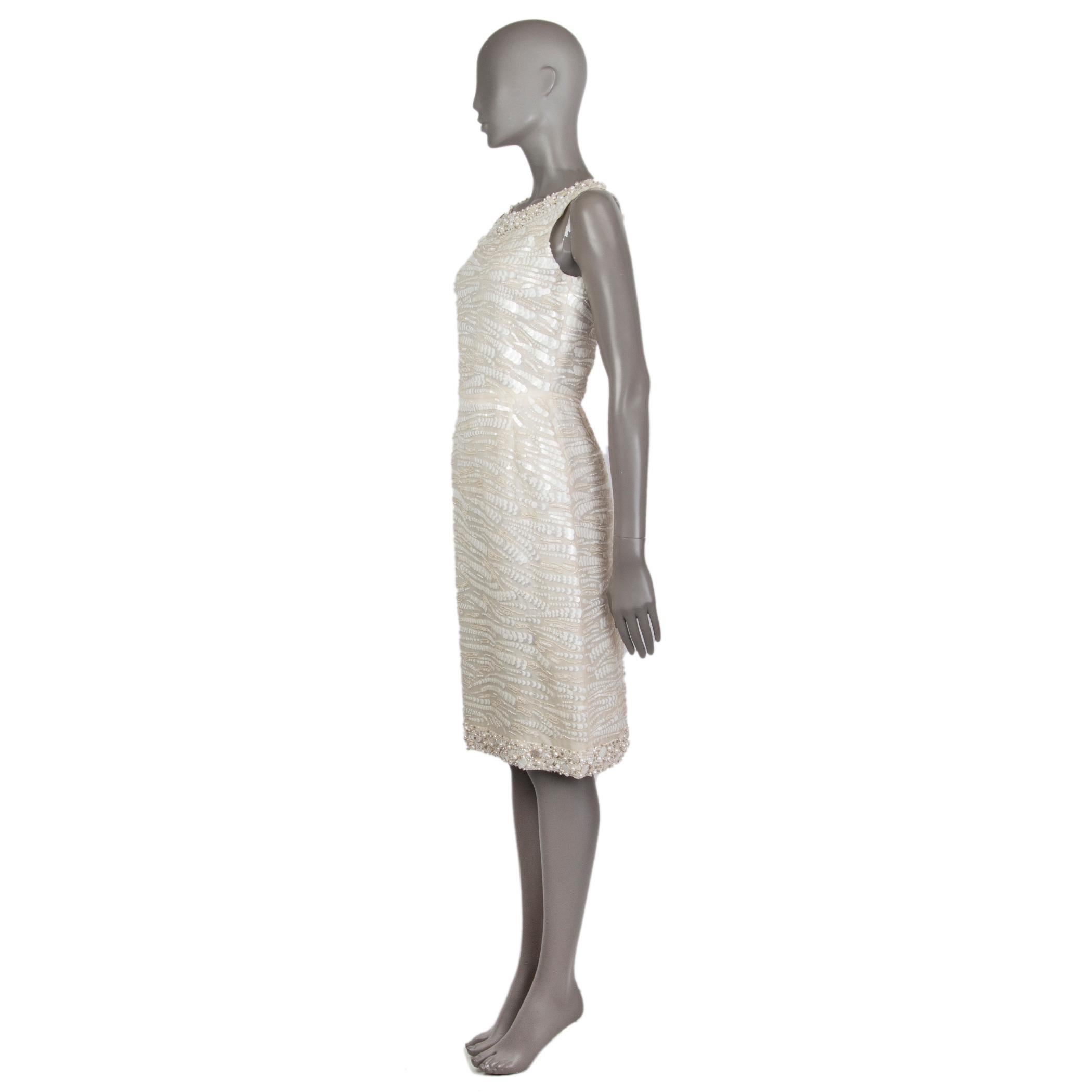 100% authentic Oscar De La Renta sleeveless sequins dress in champaign, white, silver tone silk (100%) with an embroidered round neck. Closes on the back with a concealed zipper. Lined in silk (100%). Has been worn and is in excellent condition.
