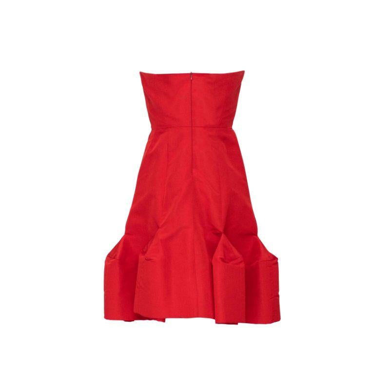 1980’s Oscar de la Renta cherry red strapless mono dress with structured bustier and slightly flared, structured hem.

Additional information:
Best fits size US 2-4.
Bust: 15