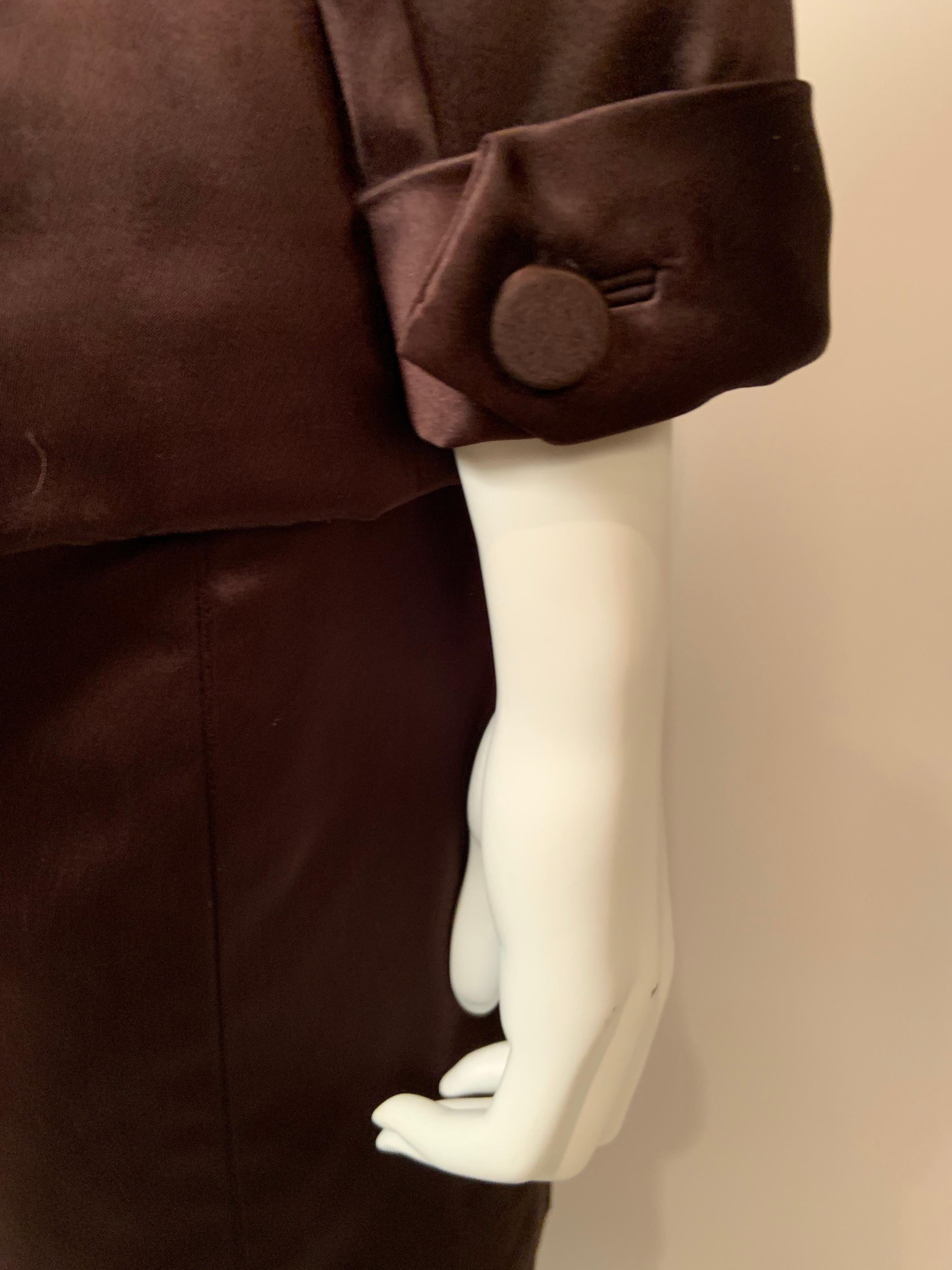 Traje con falda de satén marrón chocolate Oscar De La Renta en venta 2