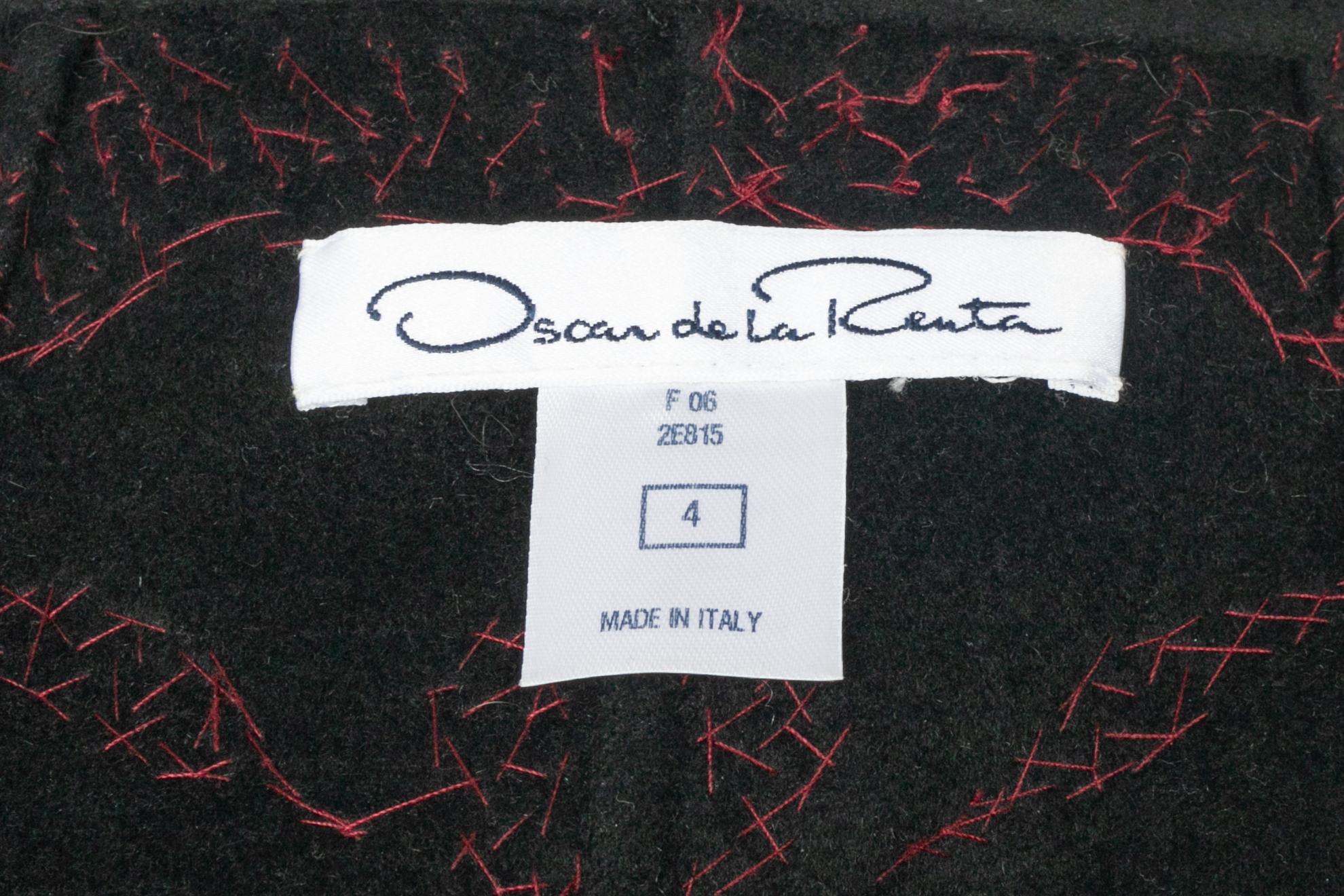 OSCAR DE LA RENTA - (Made in USA) Schwarzer Mantel aus Oryll und Wolle, genäht mit burgunderroten Konfettis. Größe 4. Herbst-Winter-Kollektion 2006 unter der künstlerischen Leitung von Oscar de la Renta.

Bedingung:
Sehr guter