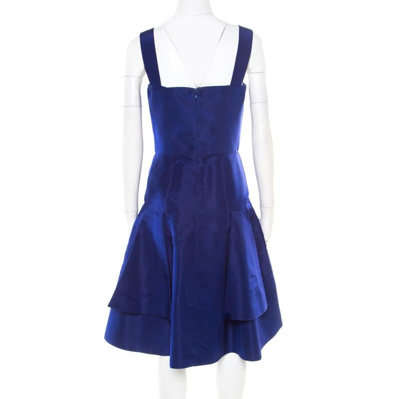 Wear this dazzling Oscar de la Renta dress and look like a diva yourself. This blue piece is the unparalleled way to stand out in a world full of generics. Formulated in silk, this elegant outfit is designed in a fit and flare shape and has slender