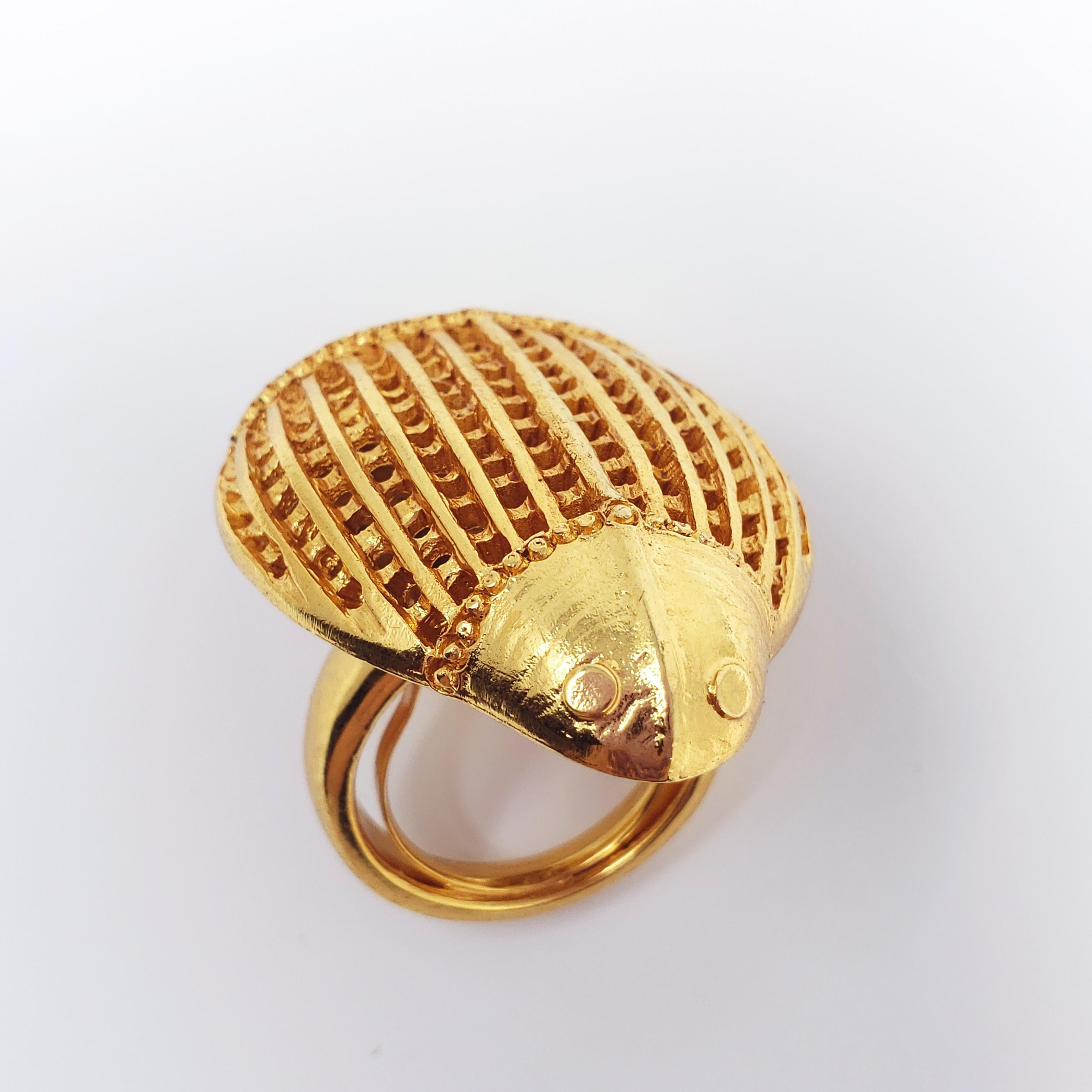 Une bague en or audacieuse signée Oscar de la Renta, avec un grand motif de scarabée. Le dos du scarabée est composé d'un motif en maille pour une touche unique.

Taille : Ajustable, tailles US 4-8
Dimensions du scarabée : 4.1 x 3.2 pouces
Poinçons