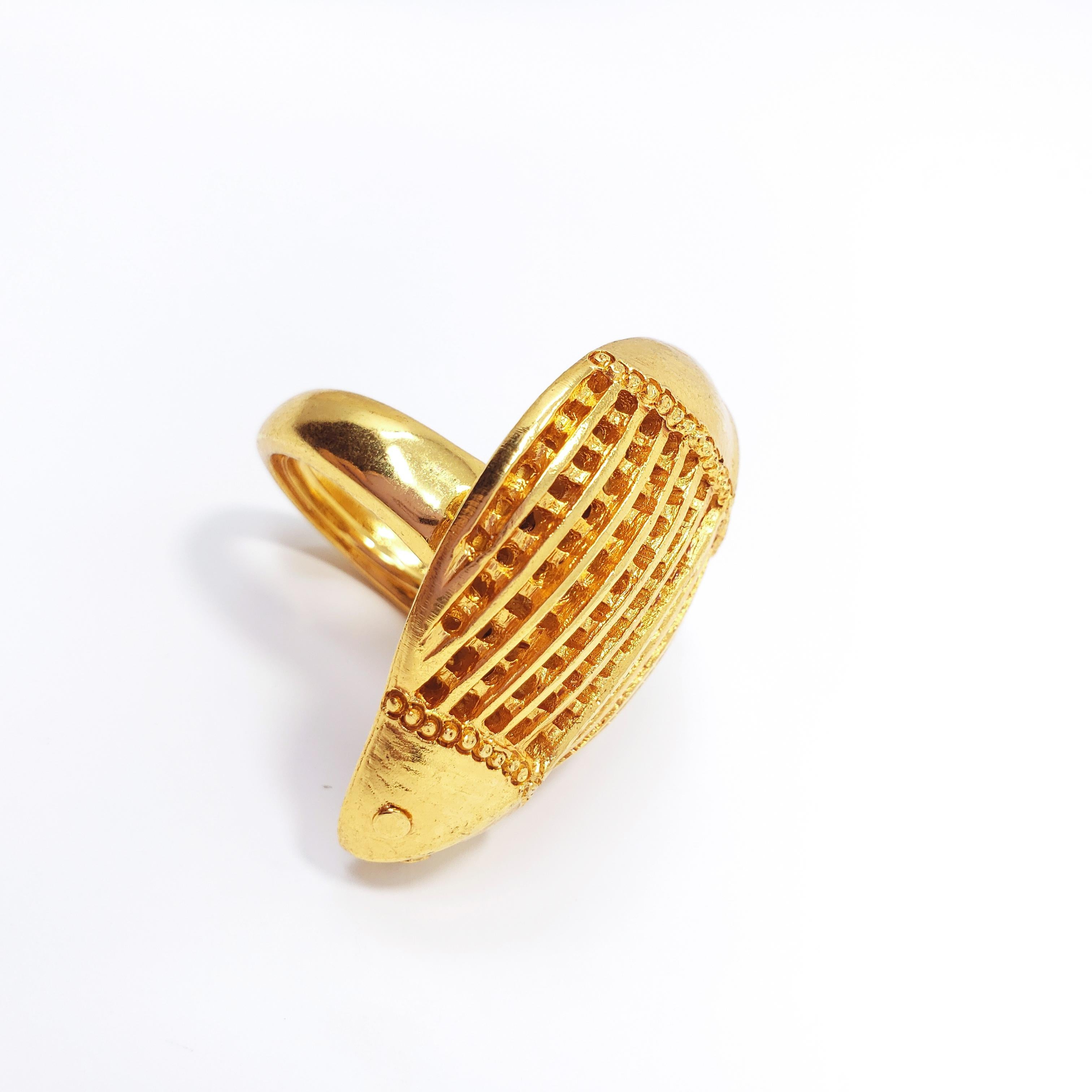 Women's Oscar de la Renta Cocktail Gold Netted Scarab Ring, Adjustable For Sale
