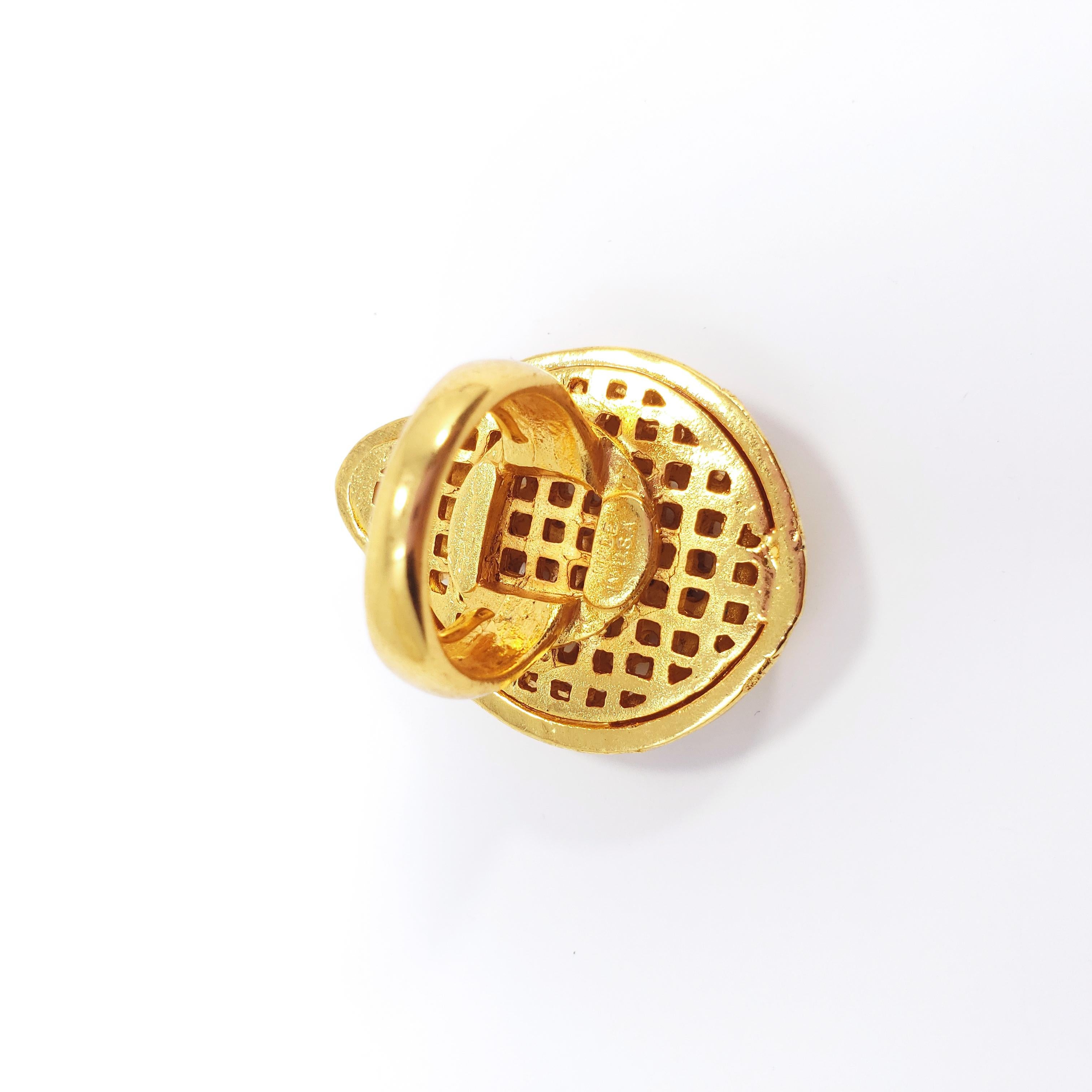 Oscar de la Renta Cocktail Gold Netted Scarab Ring, Adjustable For Sale 2