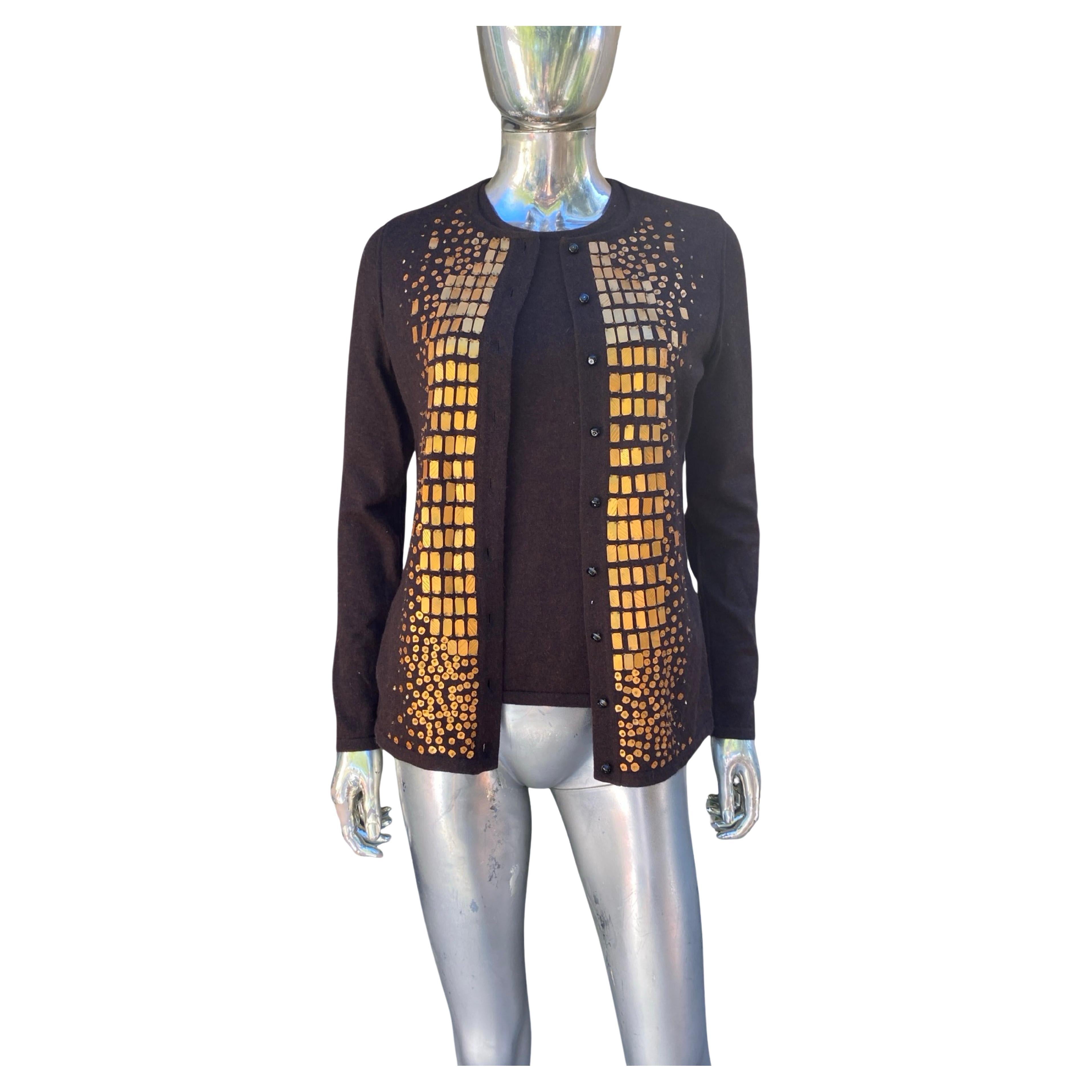 Schick. NWOT. Aus der Collection'S Herbst 08. Hergestellt in Italien. Wurde seit dem Kauf in NYC in einer Schublade aufbewahrt, eingewickelt in weißes Seidenpapier. Das Cashmere and Silk Twin Set ist aus hochwertigem Kaschmir. Die Strickjacke wurde