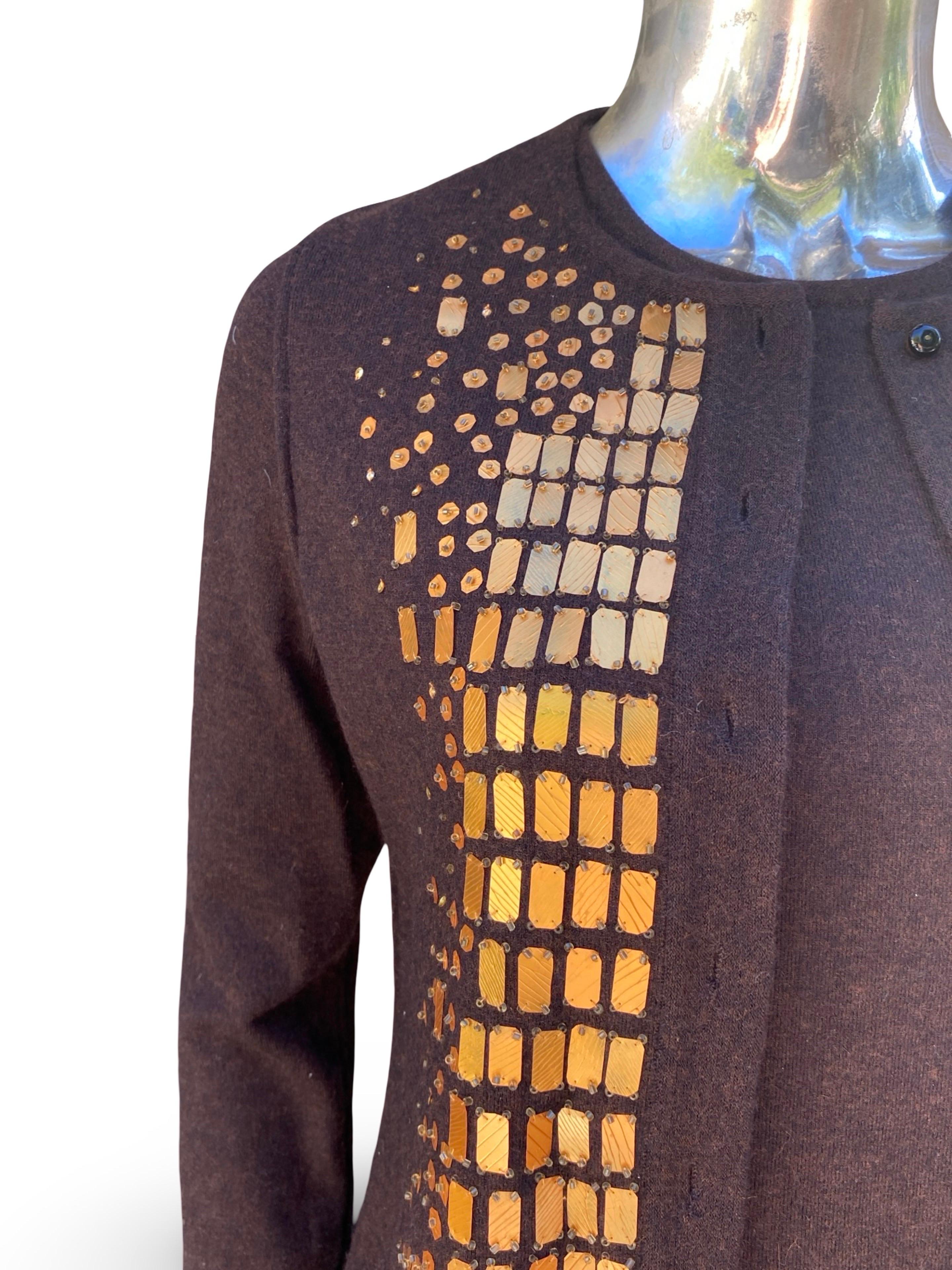 Oscar De La Renta Collection Italy Hand Beaded Brown Cashmere Twin Set Größe S im Zustand „Gut“ im Angebot in Palm Desert, CA