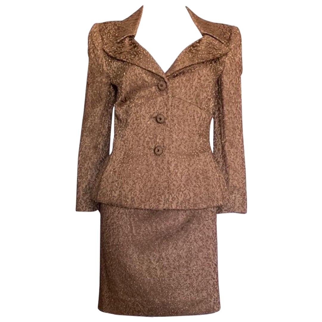 Un precioso traje de 2 piezas de Oscar De La Renta Etiqueta Rosa. El traje es de la talla 8, Made in USA. Mostramos fotos del traje de 2 formas. Con la longitud más larga tal como se compró, pero decidí fotografiarla con la falda más corta porque
