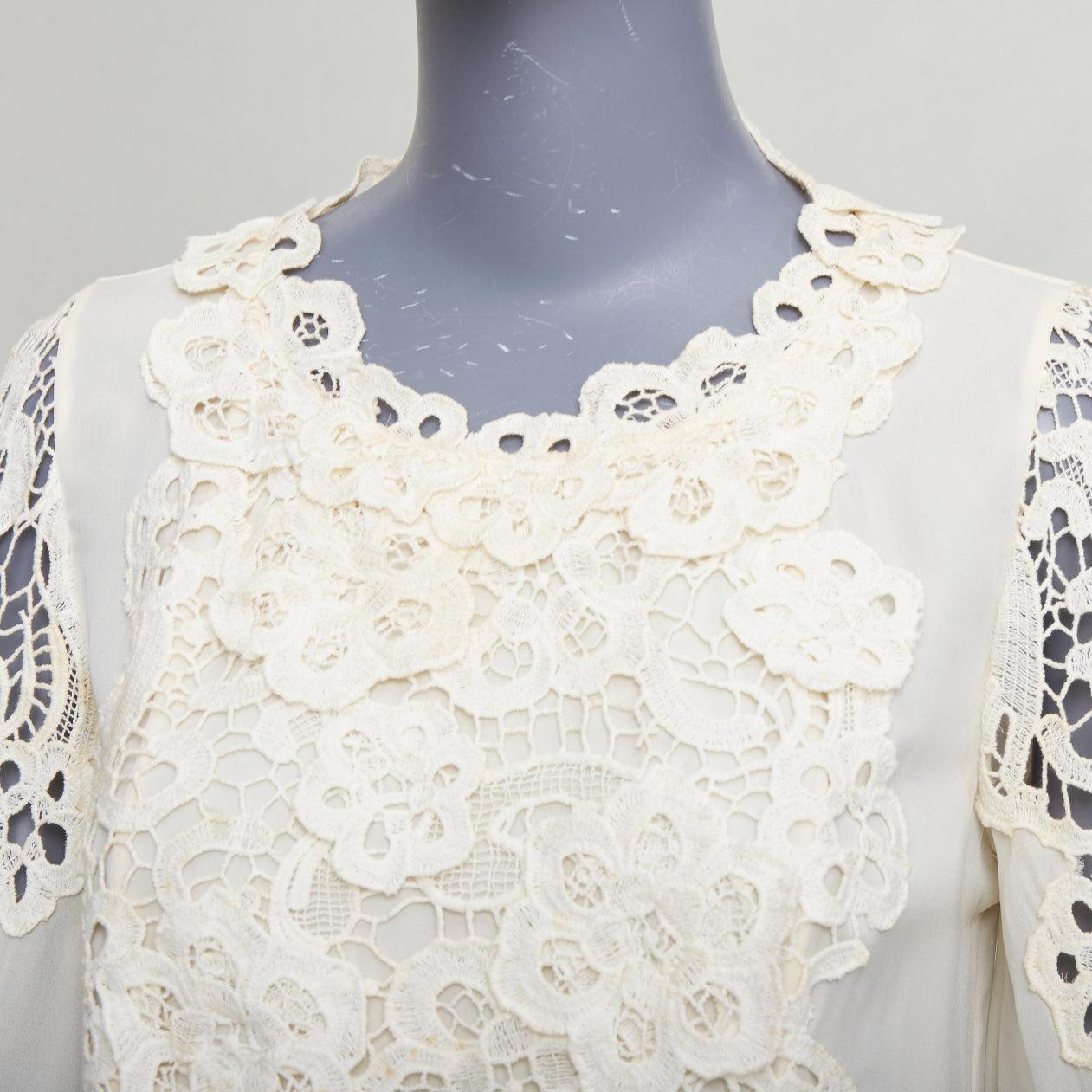 Oscar De La Renta crema 100% seta, pizzo floreale, camicetta peasant con applicazioni US2 S
Riferimento: GEGG/A00129
Marchio: Oscar De La Renta
Stilista: Oscar De La Renta
Materiale: Seta, Fabrice
Colore: crema
Modello: Tinta unita
Chiusura: bottone