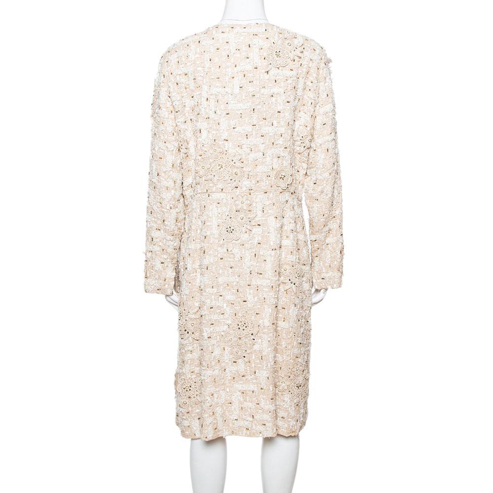 When Oscar de la Renta creates, you are promised ultimate elegance and romantic silhouettes that deliver chic looks every time. This coat dress is a perfect example of the iconic house's design sensibilities. Crafted from quality silk, this
