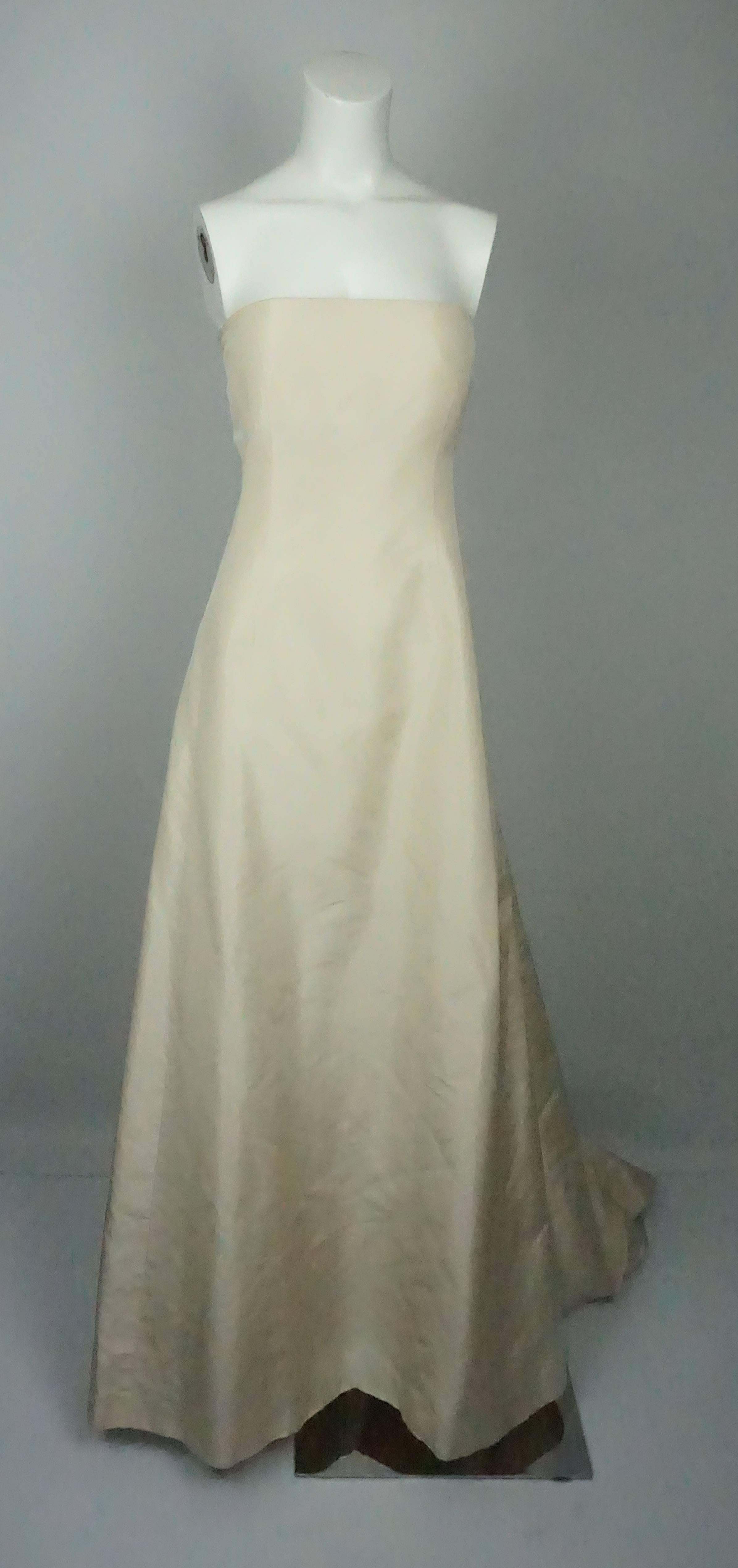 Oscar De La Renta Cream Silk Taffeta Strapless Gown - 4  This elegant gown is in excellent condition. It is strapless with a corset in the inside that has padding around the cleavage area. The gown is lined in silk organza and has a side zip with a
