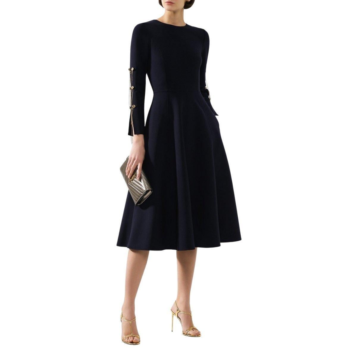 Dark blue dress
High slits on the sleeves
Decoration with gold pendants
Flared model of thin elastic wool.
Two side pockets
Round neck
Long sleeves
Concealed zip fastening at the back
Medium length
Dry cleaning
Composition: 94% wool, 5% lycra; 1%