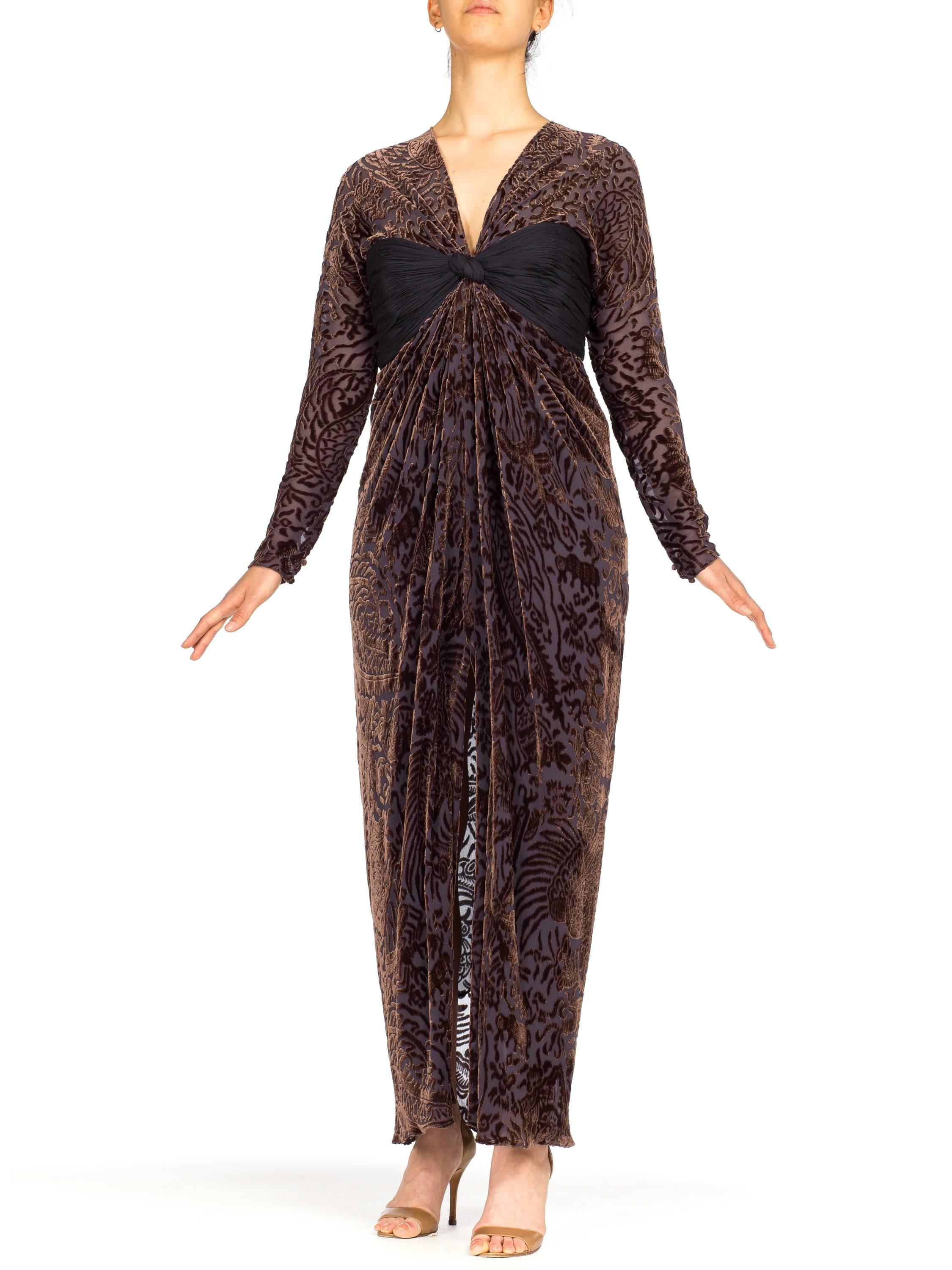 Etichettato con una taglia 12 1970S OSCAR DE LA RENTA Abito in velluto e chiffon drappeggiato con maniche in seta burnout 