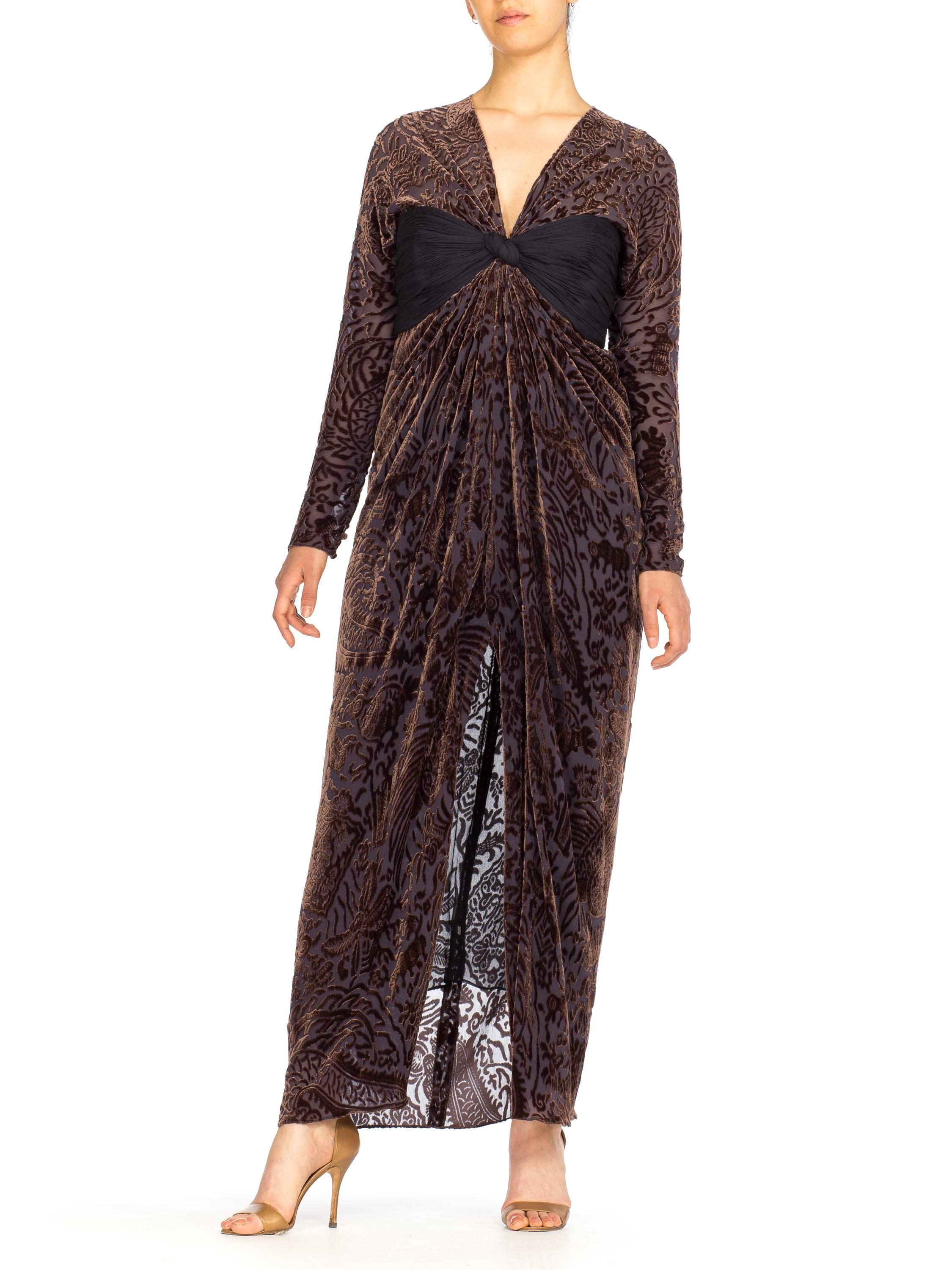 Oscar De La Renta, anni '70, abito in velluto e chiffon drappeggiato con maniche in seta burnout In condizioni buone in vendita a New York, NY
