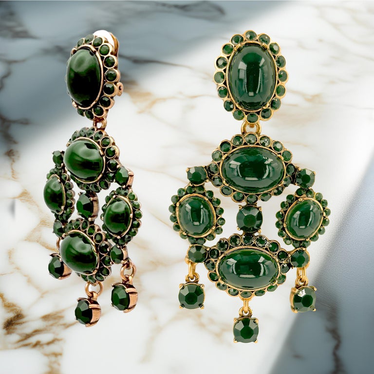 Boucles D'Oreilles Oscar De La Renta - Cristaux Verts Foncés, Monture Or Jaune