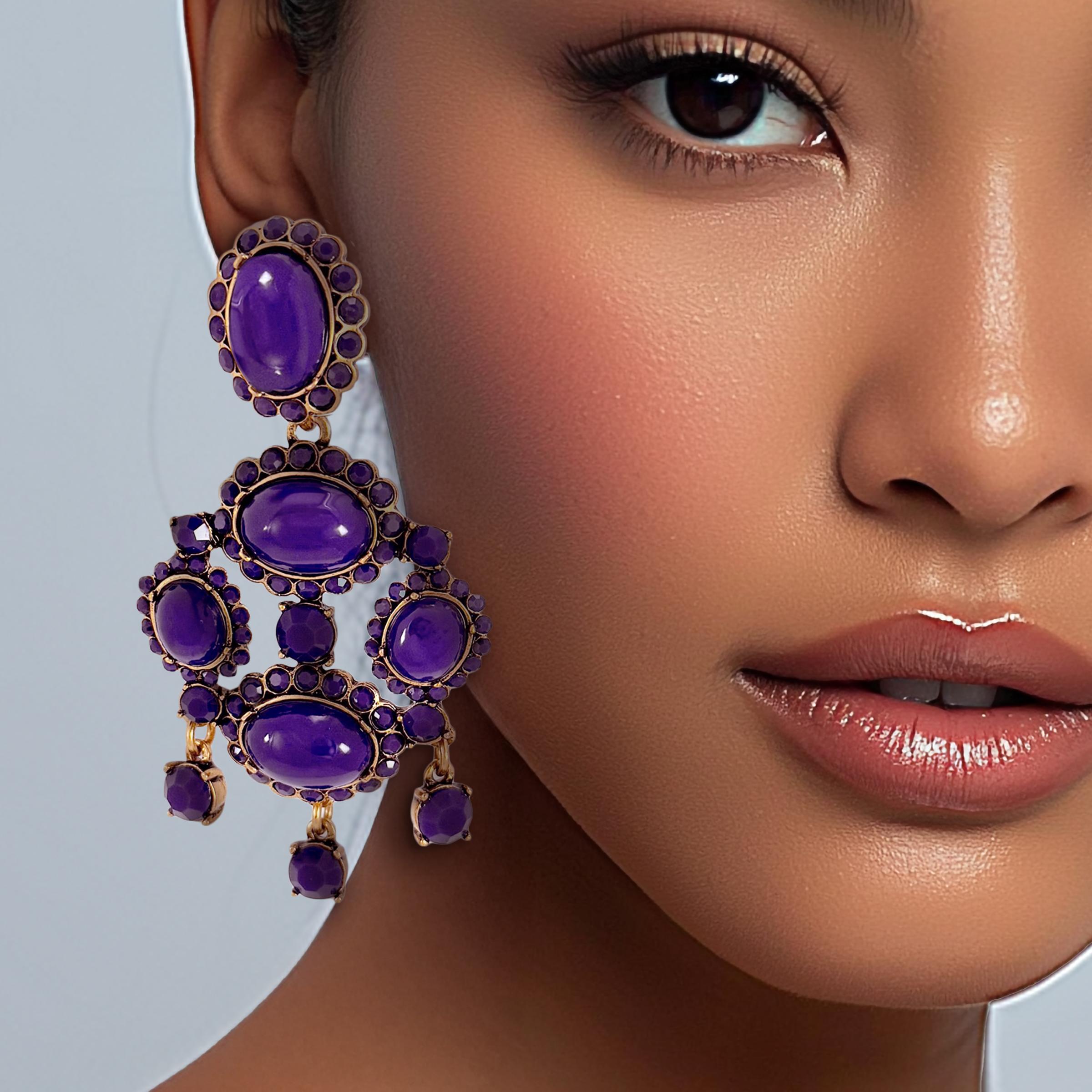 Oscar De La Renta Pendientes de clip de araña en metal de resina de color morado oscuro y oro envejecido en venta 1