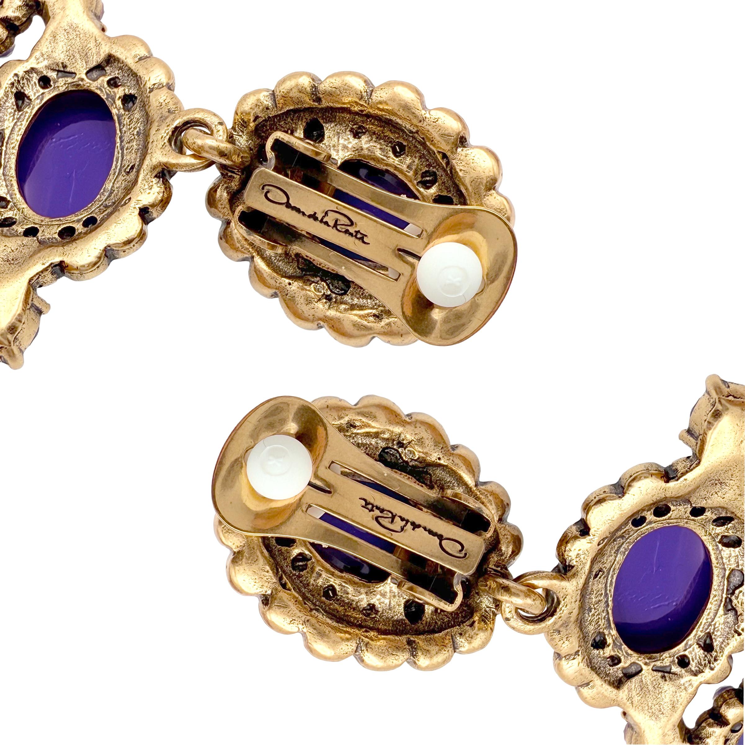 Oscar De La Renta Pendientes de clip de araña en metal de resina de color morado oscuro y oro envejecido en venta 3