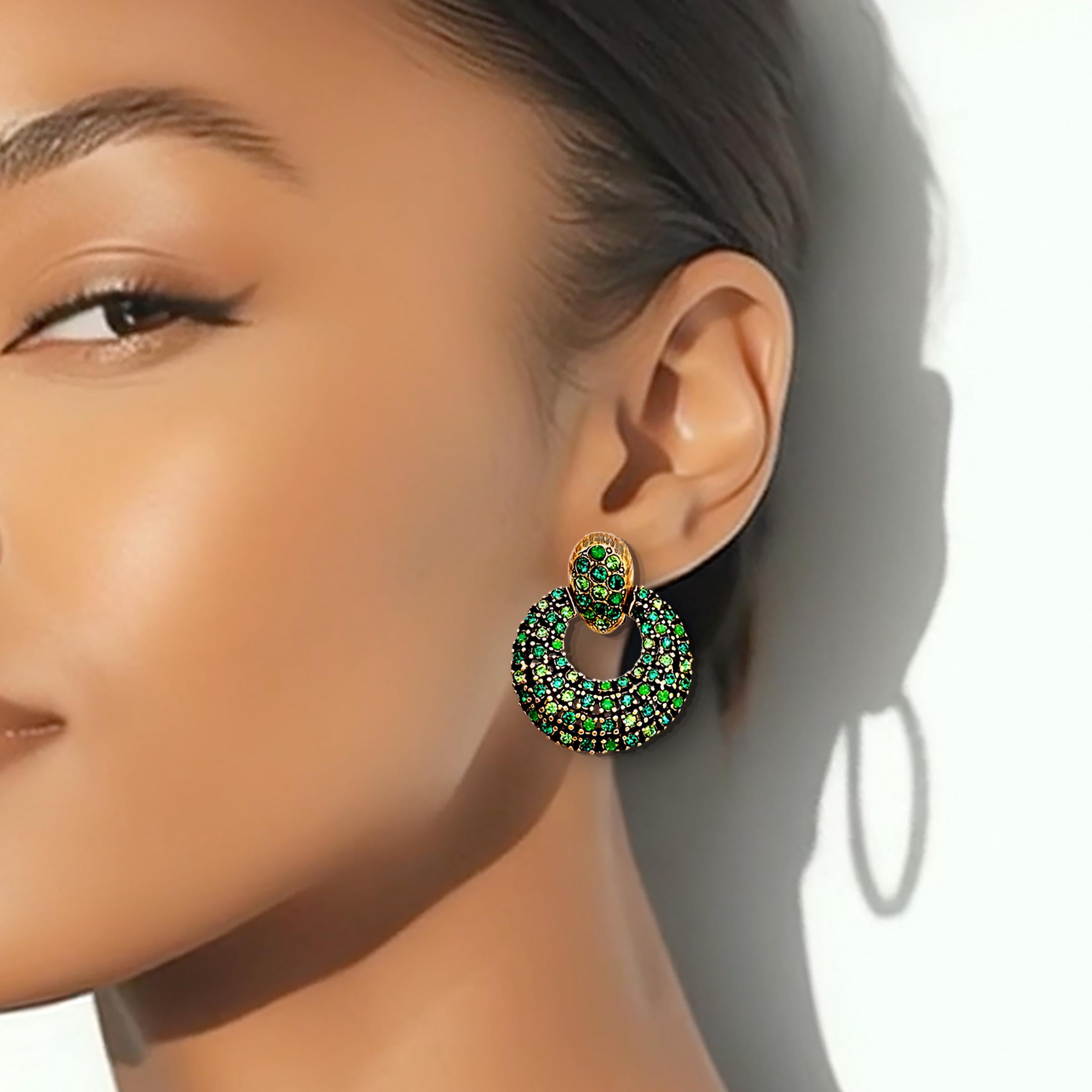 Oscar de la Renta Ohrringe in smaragdgrünem Gold mit Swarovski Kristallen als Türklopfer. Luxuriöser Designer-Schmuck. 1.5