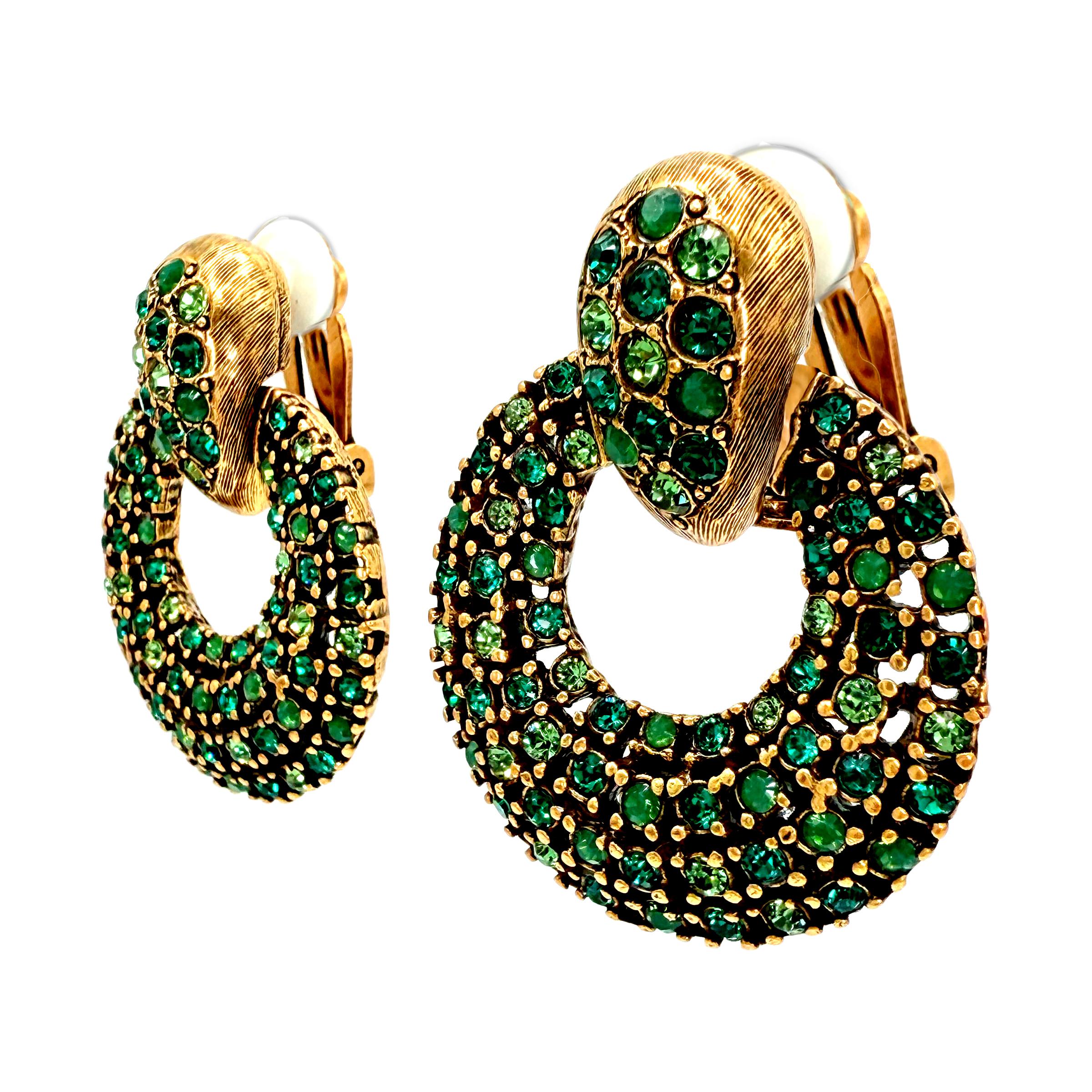 Oscar De La Renta Smaragdgrün Gold Swarovski-Kristalle Türklopfer Clip Hoops (Zeitgenössisch) im Angebot