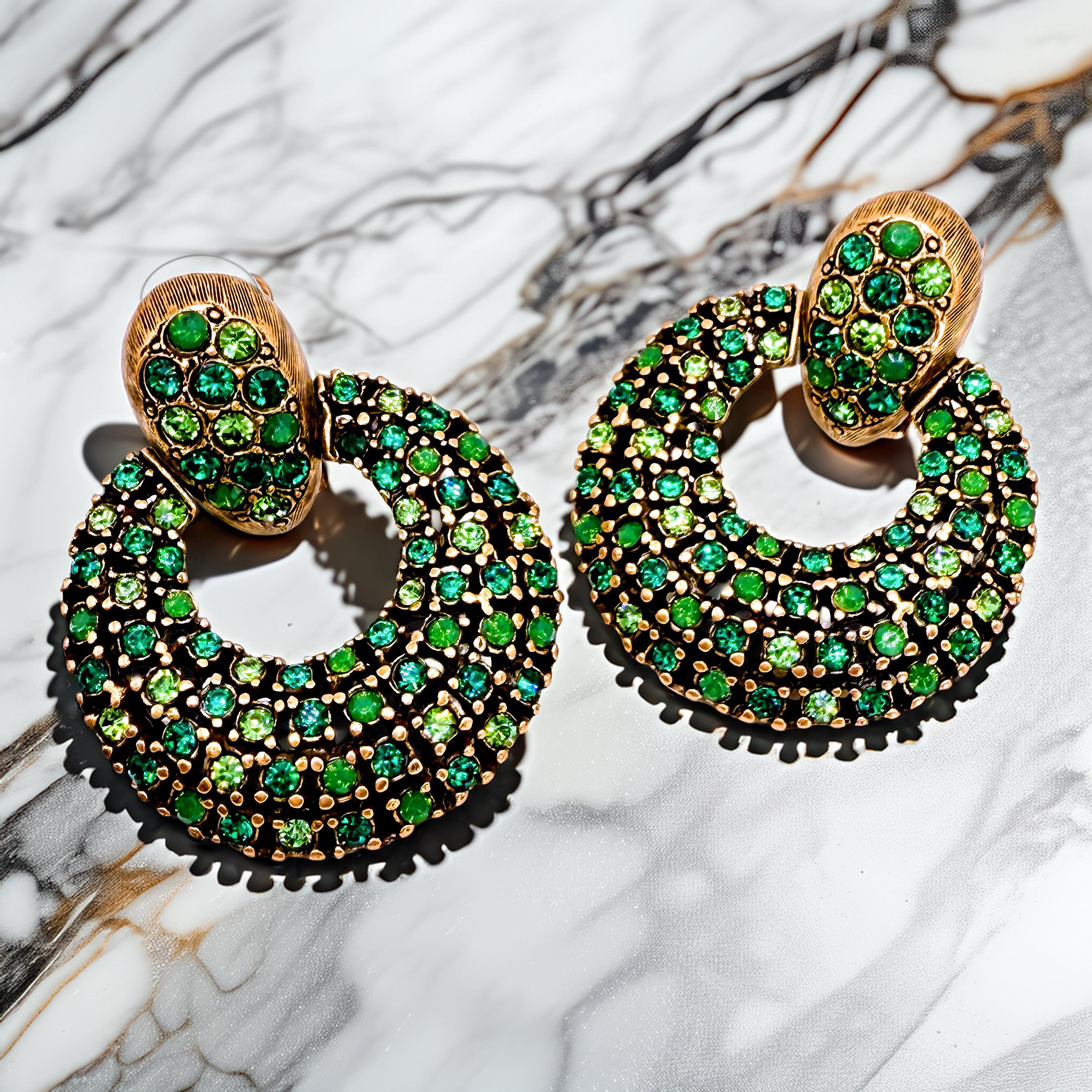 Oscar De La Renta Smaragdgrün Gold Swarovski-Kristalle Türklopfer Clip Hoops (Brillantschliff) im Angebot