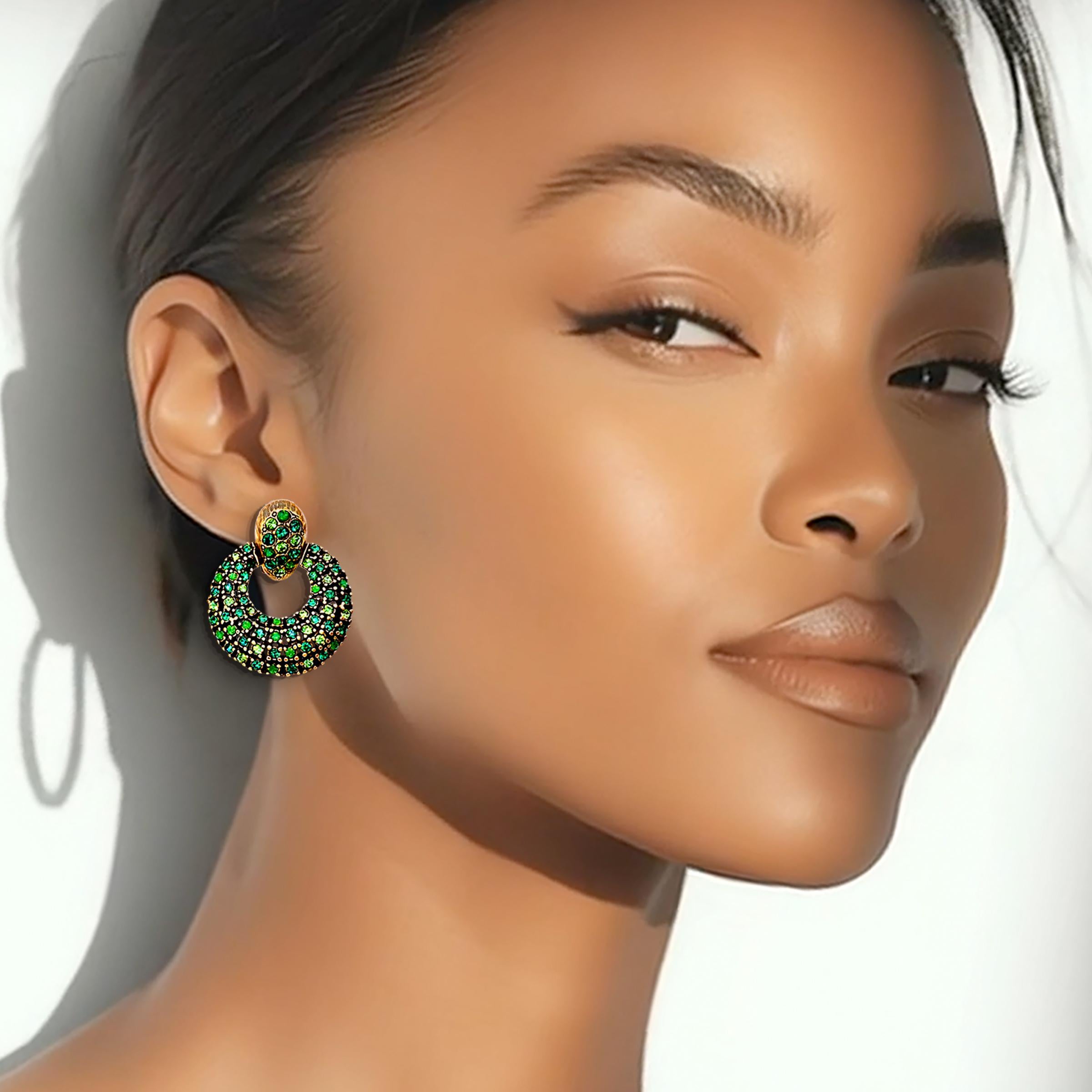 Oscar De La Renta Smaragdgrün Gold Swarovski-Kristalle Türklopfer Clip Hoops im Zustand „Neu“ im Angebot in Santa Monica, CA