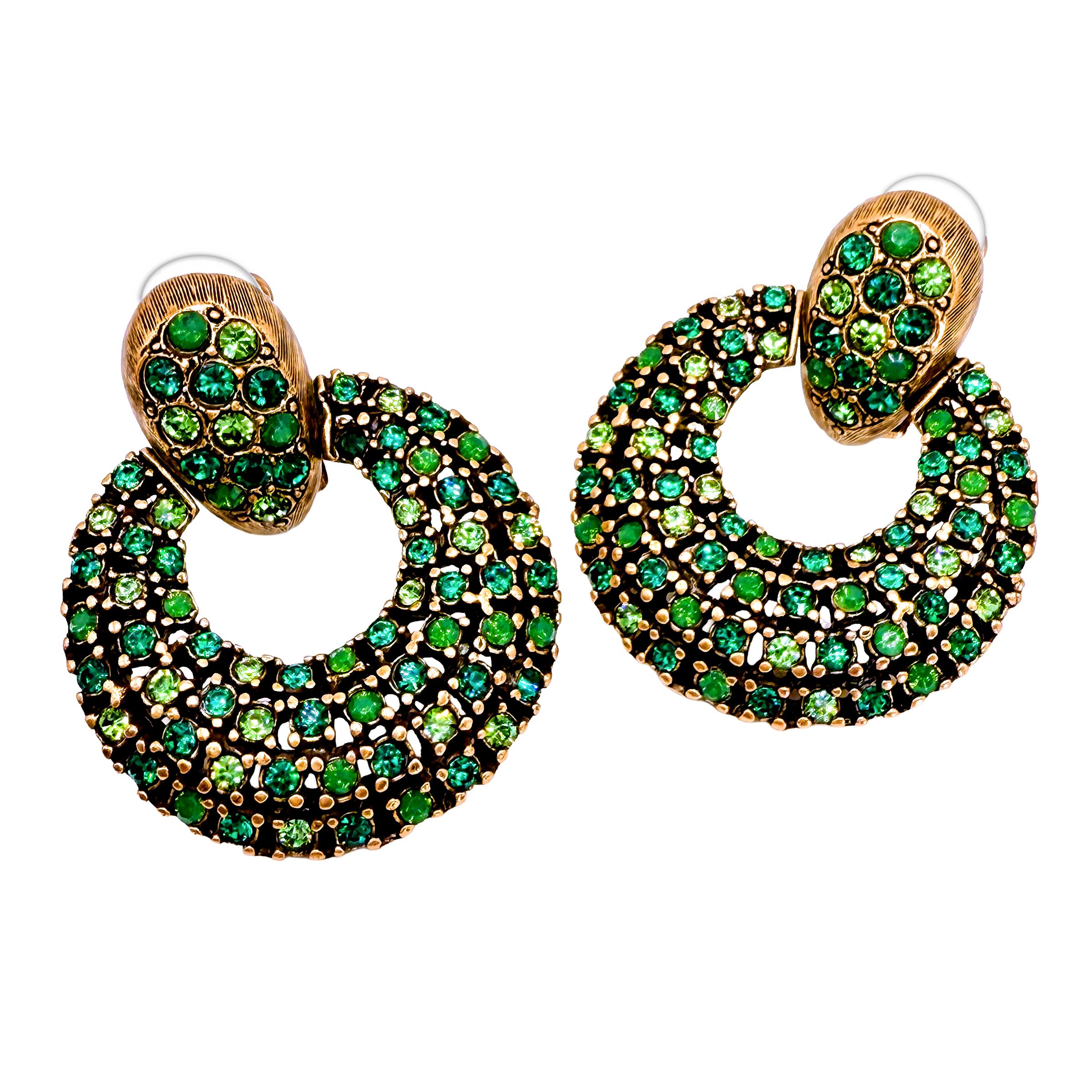 Oscar De La Renta Smaragdgrün Gold Swarovski-Kristalle Türklopfer Clip Hoops Damen im Angebot