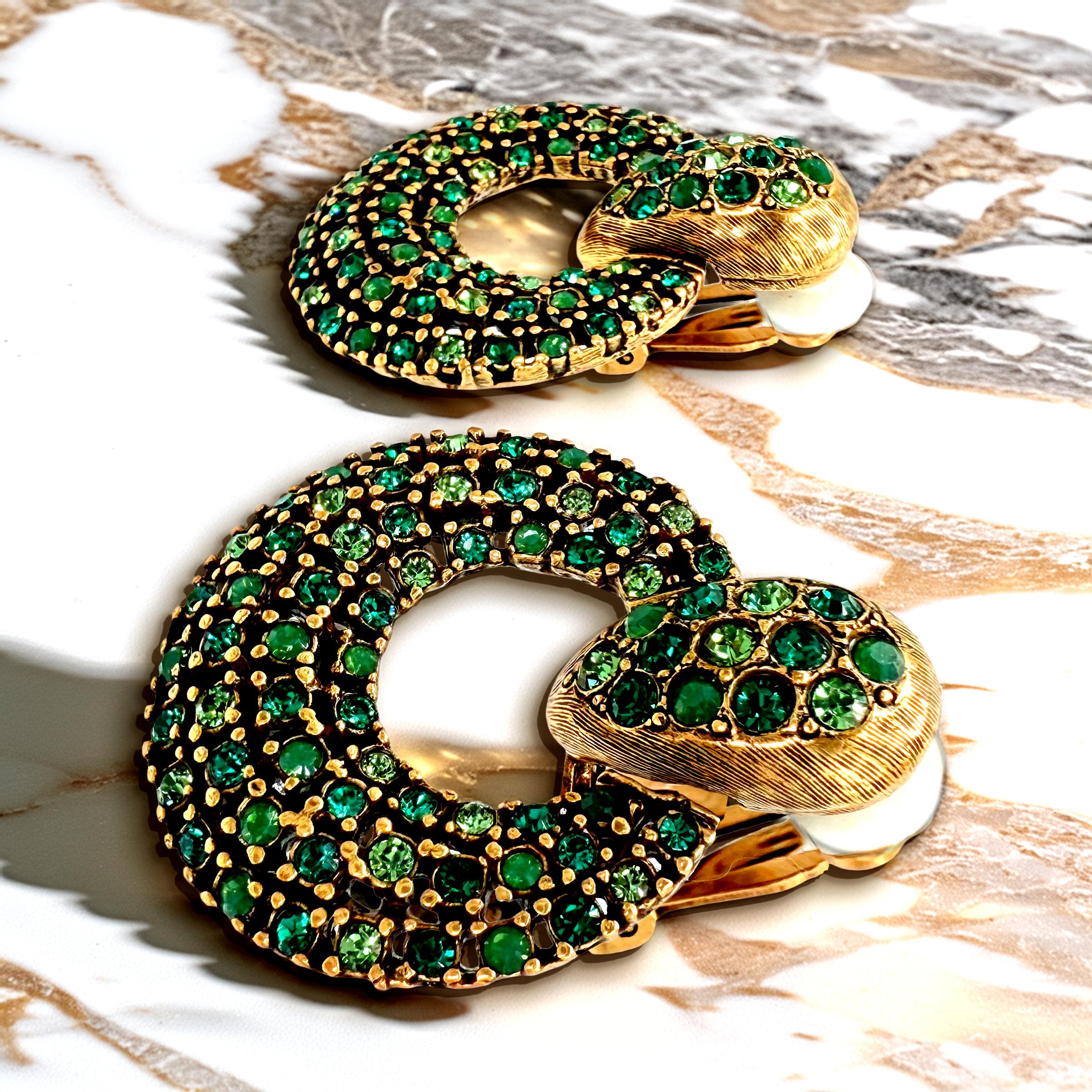 Oscar De La Renta Smaragdgrün Gold Swarovski-Kristalle Türklopfer Clip Hoops im Angebot 1