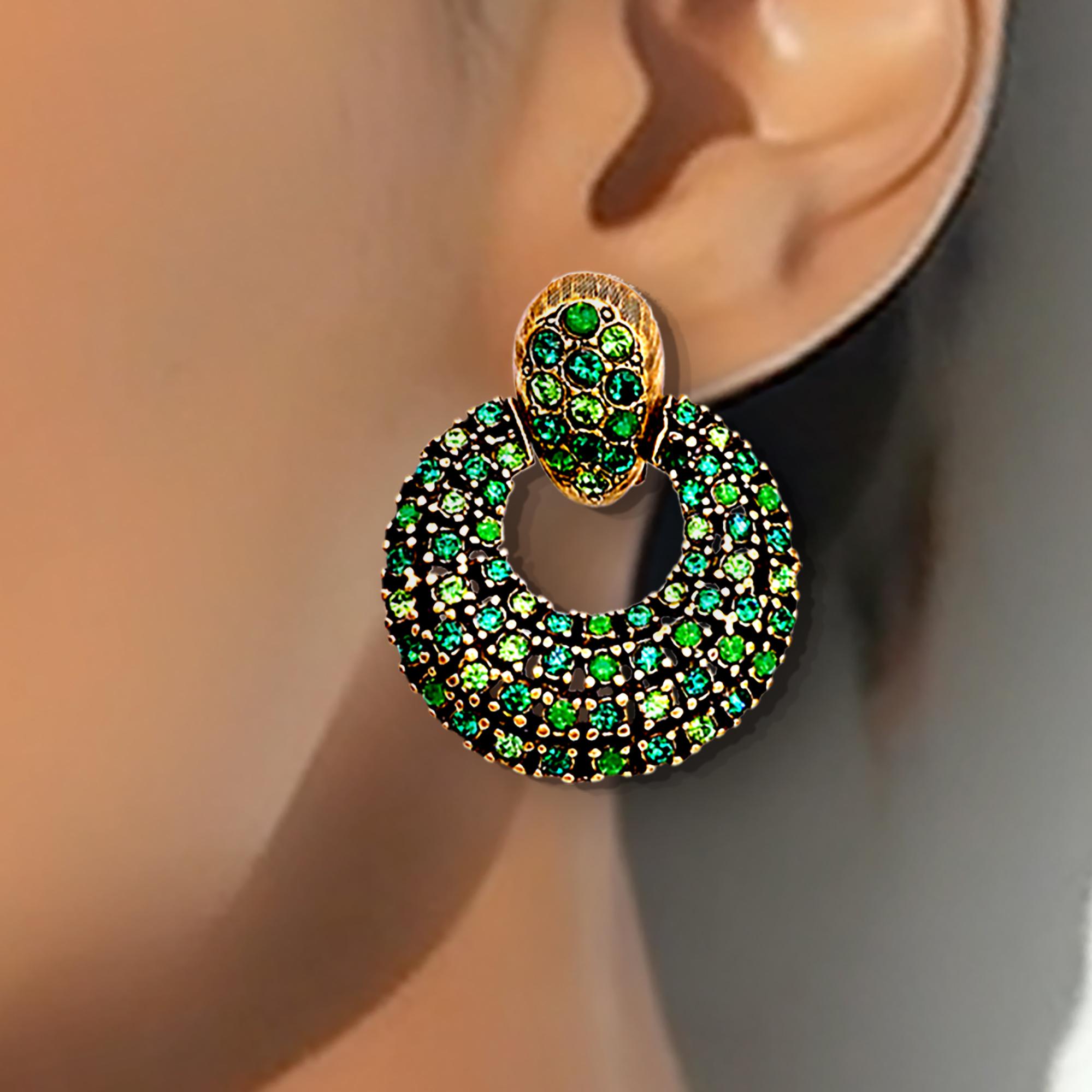 Oscar De La Renta Smaragdgrün Gold Swarovski-Kristalle Türklopfer Clip Hoops im Angebot 2