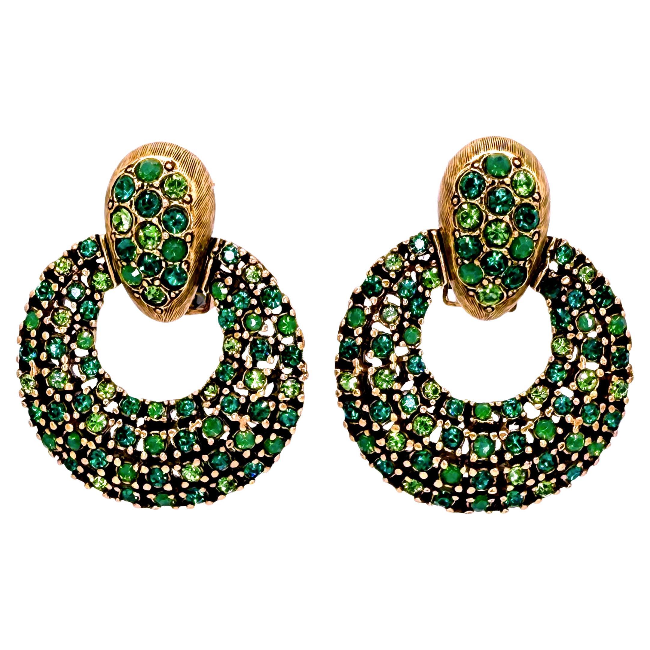Oscar De La Renta Smaragdgrün Gold Swarovski-Kristalle Türklopfer Clip Hoops im Angebot