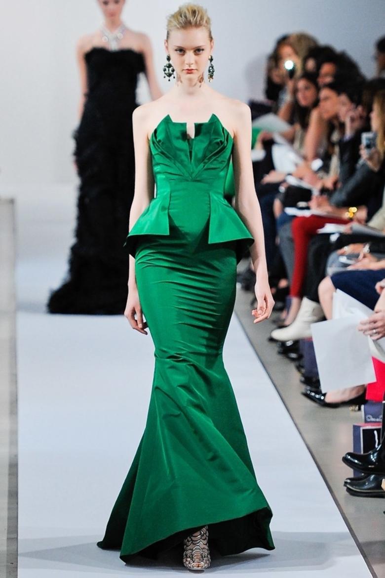 OSCAR DE LA RENTA emerald green silk runway gown with pleated bodice & train 2