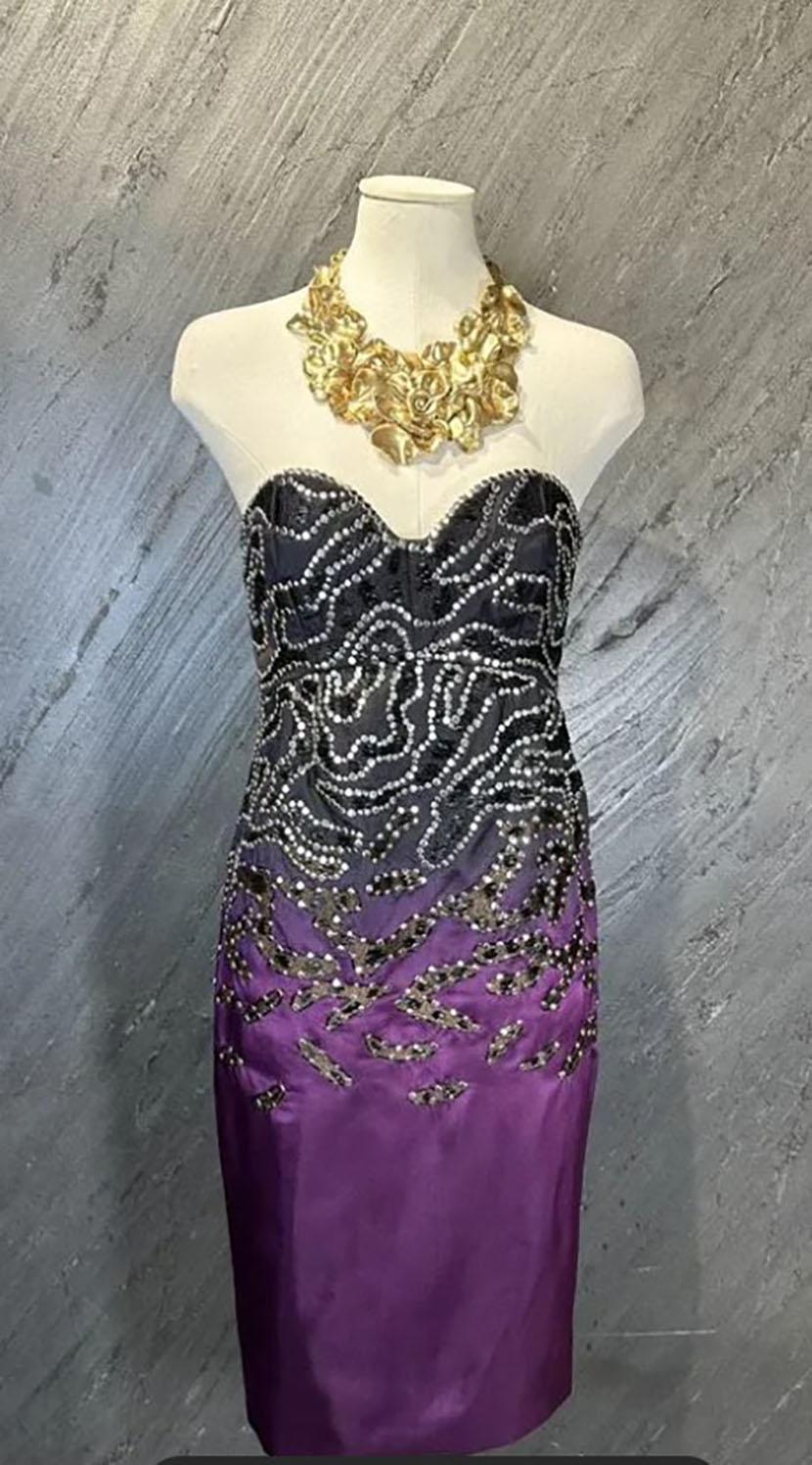 OSCAR DE LA RENTA 

Oscar de la Renta Studded Embellished Dress. 
Black & purple OdlRenta dress with studded embellishment throughout, knee length, corsette, sleeveless and concealed zip closure at back.

Content: 66% Rayon, 36% Silk

Brand new,