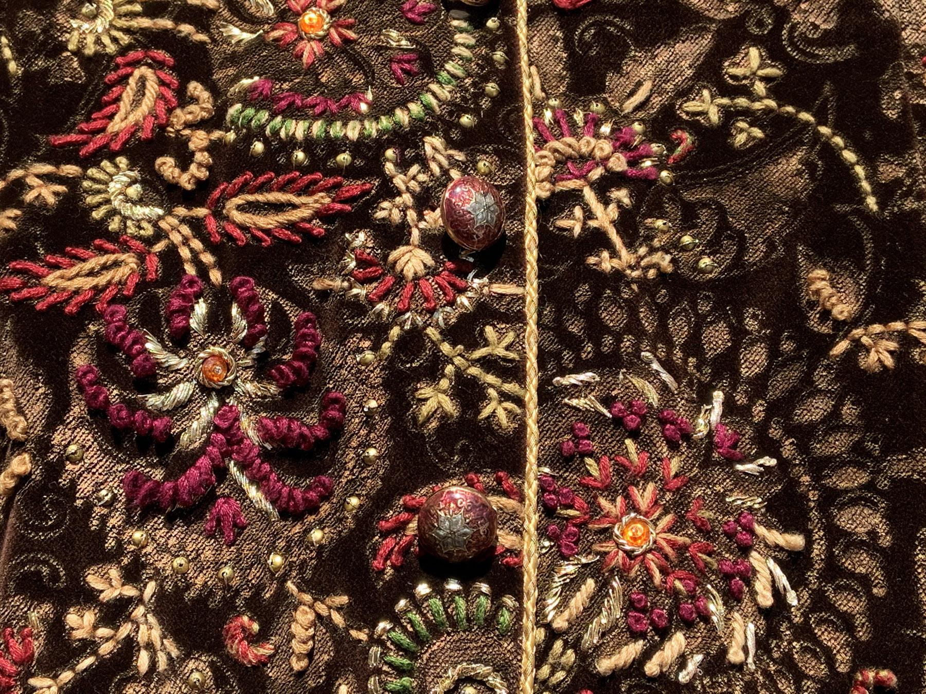 Oscar De La Renta F/W 2003 Abrigo de terciopelo chocolate oscuro ricamente adornado 10