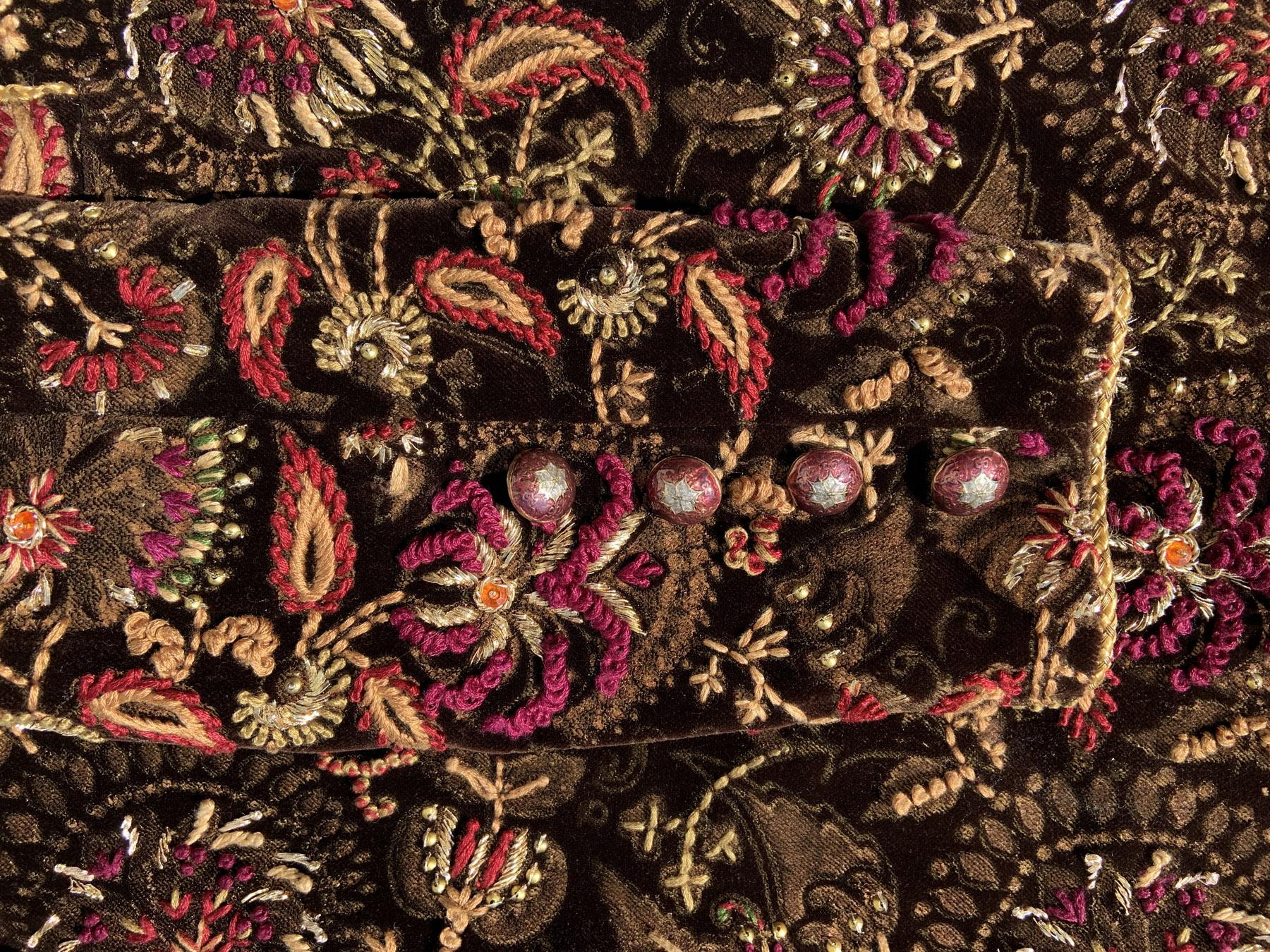 Oscar De La Renta F/W 2003 Abrigo de terciopelo chocolate oscuro ricamente adornado 11