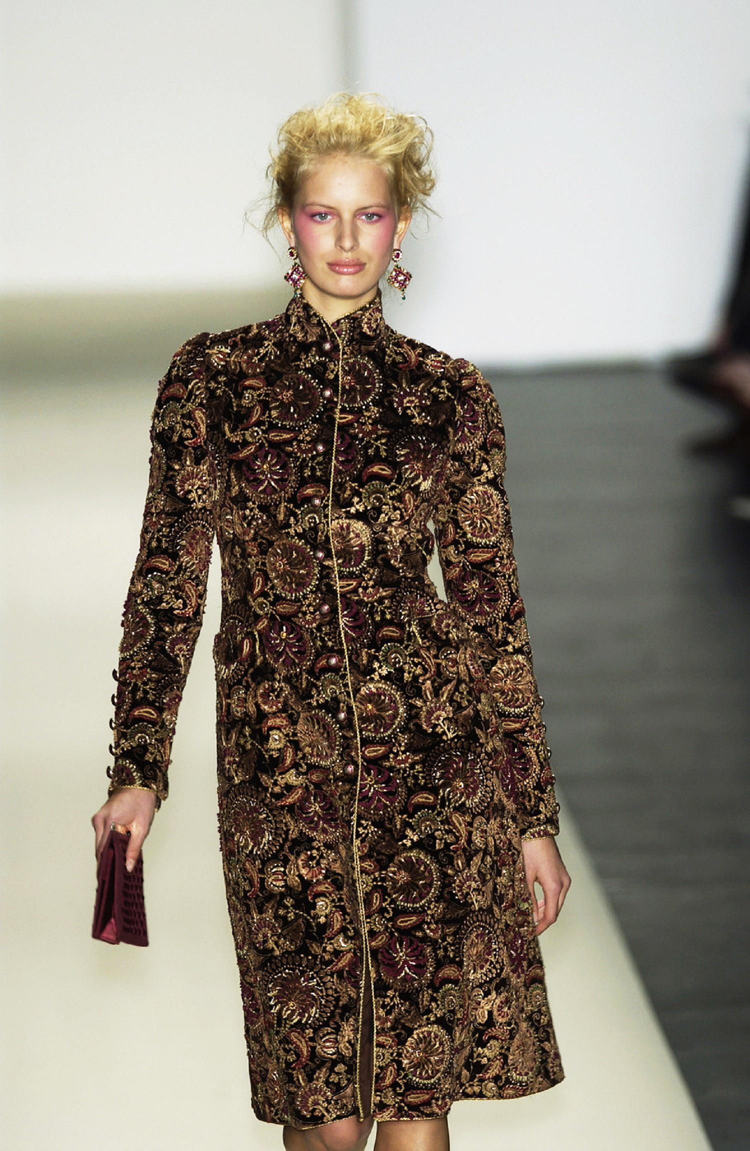 Noir Manteau Oscar De La Renta F/W 2003 couleur chocolat foncé richement orné US 12 en vente