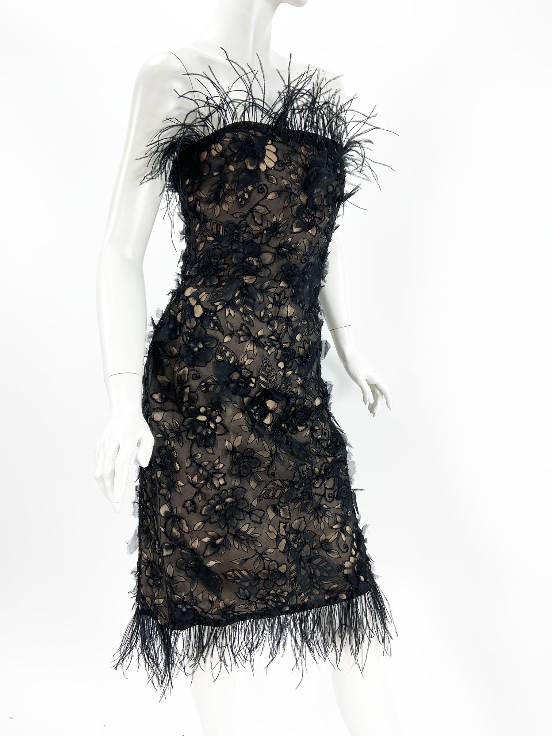 Oscar De La Renta F/W 2004 Vestido adornado con cuentas de plumas de avestruz de seda negra 6 en Nuevo estado para la venta en Montgomery, TX
