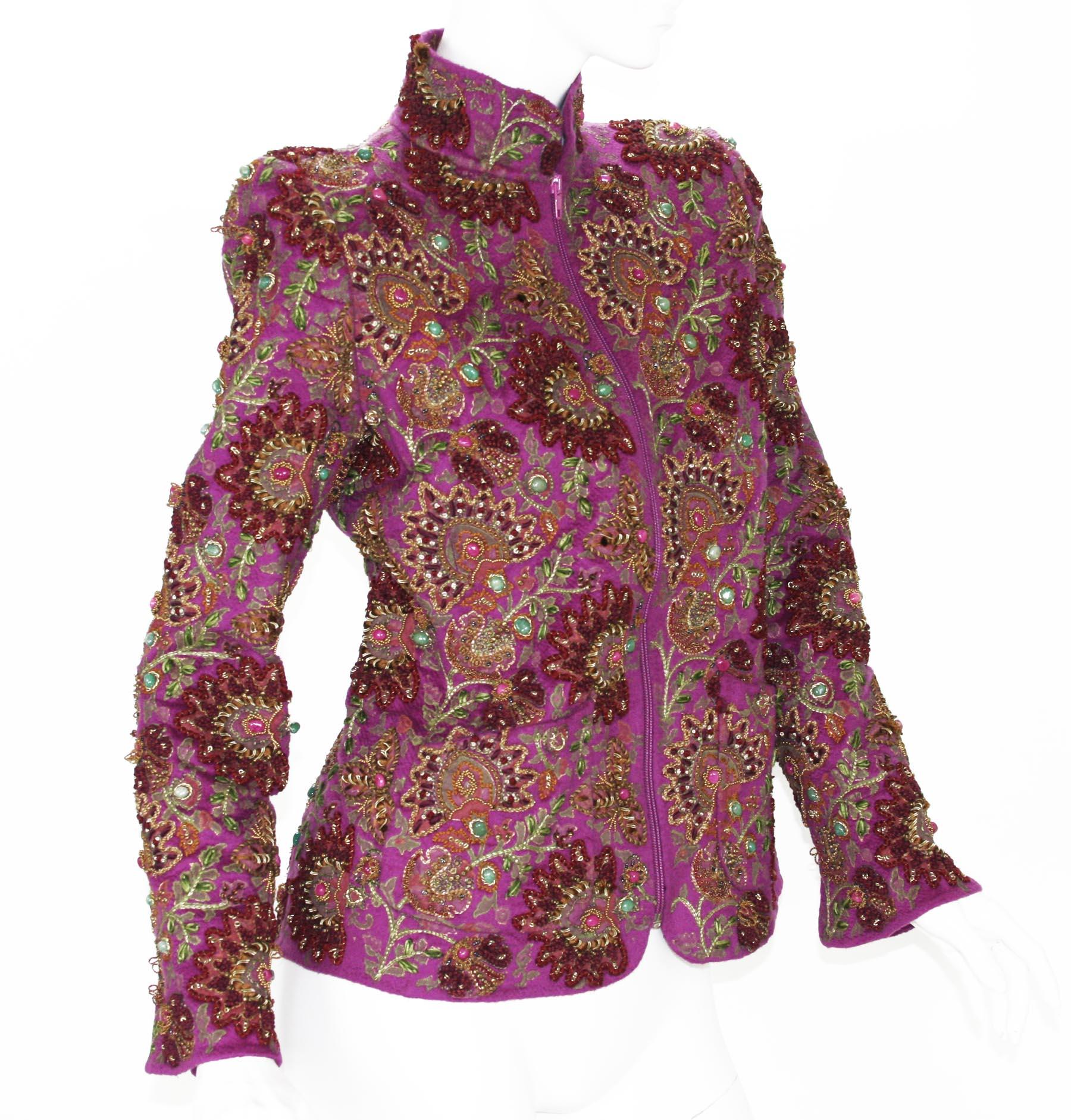 Veste brodée cloutée en cachemire Oscar De La Renta.
Cette veste est un parfait exemple de l'étonnant travail du maestro de la mode inoubliable Oscar De La Renta. 
Collection F/W 2004
Taille du créateur - 4
100% Cachemire, peint à la main, clouté à