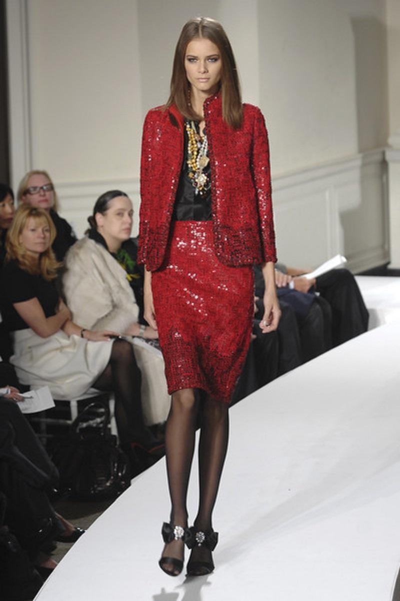 Oscar de la Renta Red Wool Fully Embellished Skirt Suit
F/W Runway 2008 Collection - Created by Oscar de la Renta Himself !!!
USA size - 6
100% Wool, Fully Embellished with Red and Black Sequins.
Fully Lined in Silk, Hook and Eye