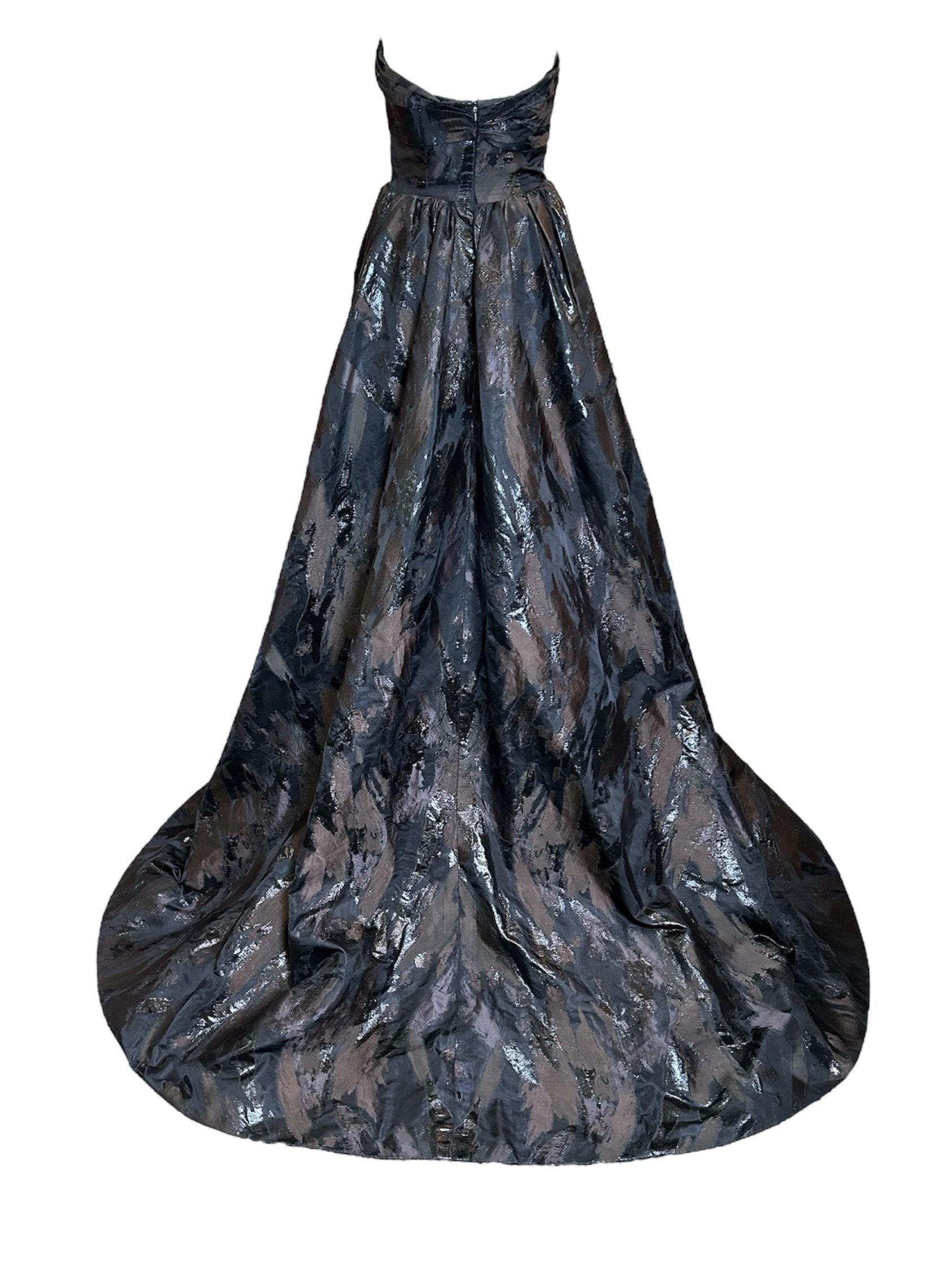 Cette magnifique robe Oscar de la Renta, issue de la collection Prêt-à-porter Automne 2009, ne manquera pas de faire sensation lors d'un mariage ou d'un événement sur tapis rouge. La silhouette époustouflante et la confection experte de ce modèle se