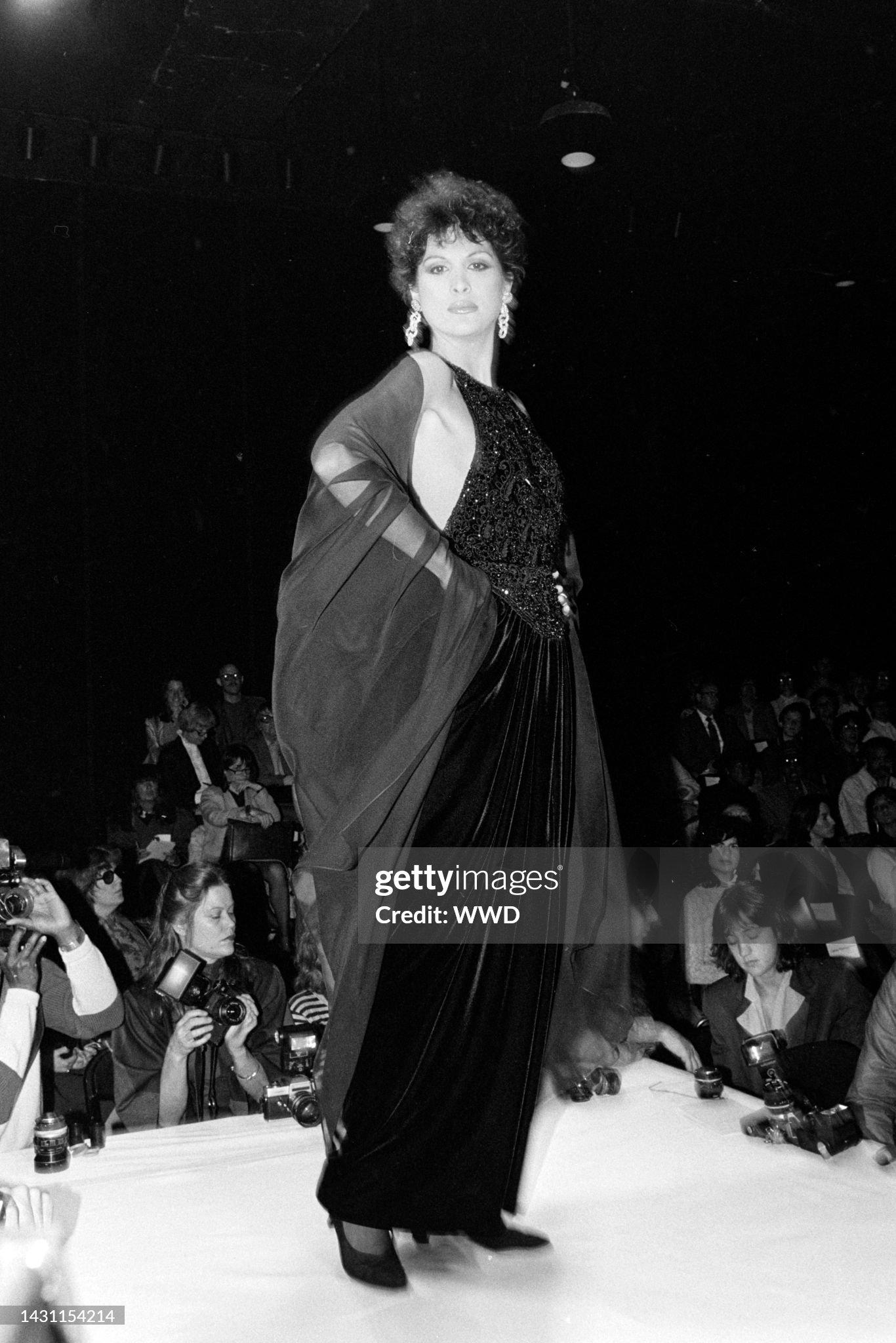 Oscar de la Renta Fall 1982 Runway Embellished Velvet Dress In Excellent Condition In Hertfordshire, GB