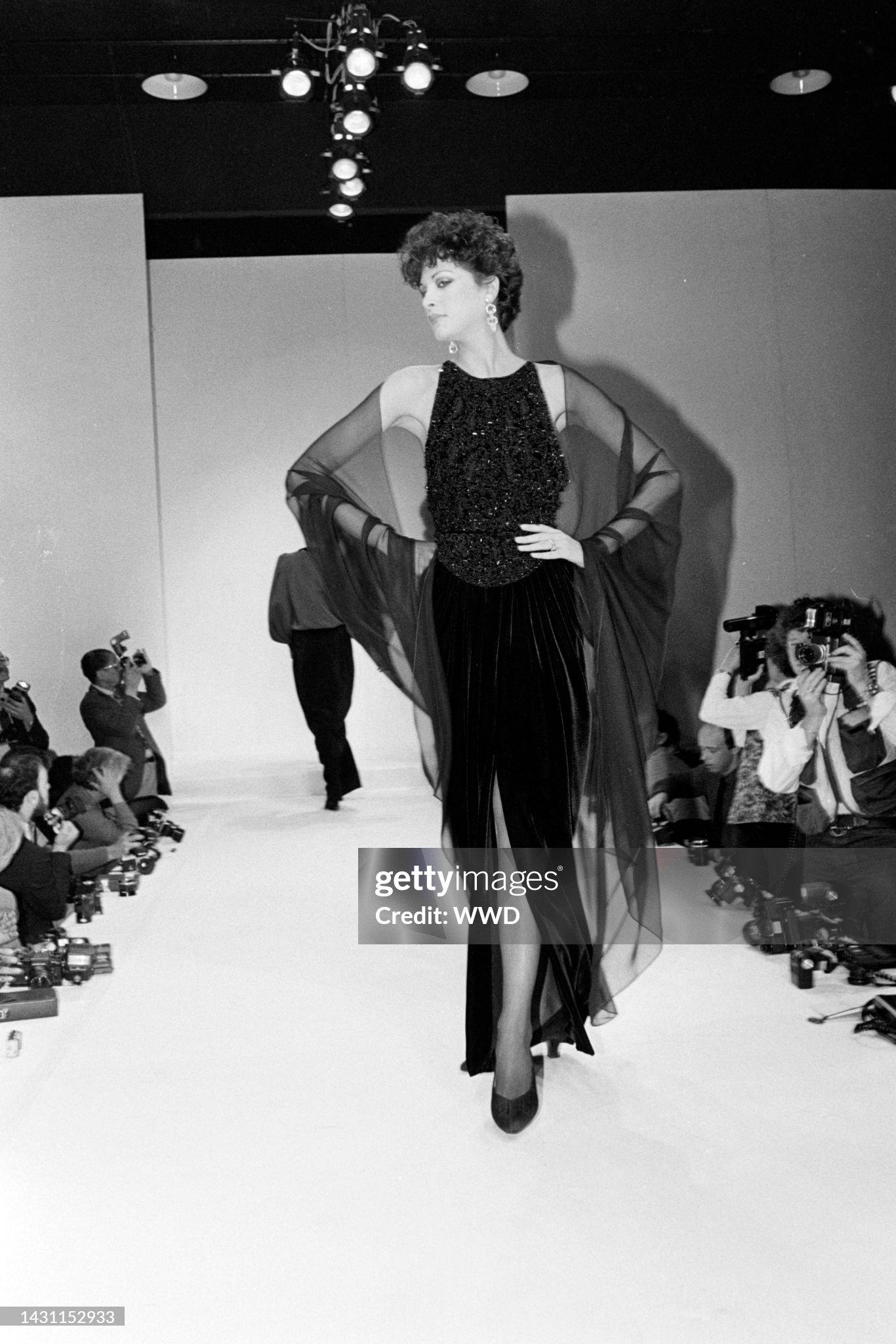 Oscar de la Renta Fall 1982 Runway Embellished Velvet Dress 5