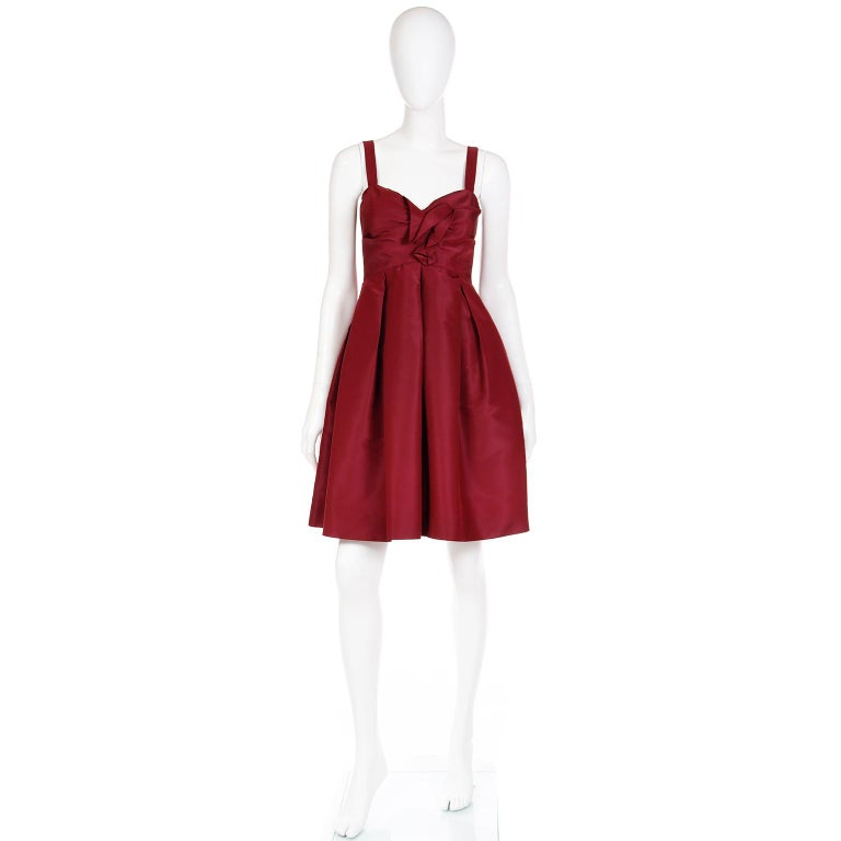 We love vintage Oscar de la Renta dresses and this pretty burgundy red mini dress would make a perfect party dress! This fully lined silk dress has a sweetheart neckline and a gathered 