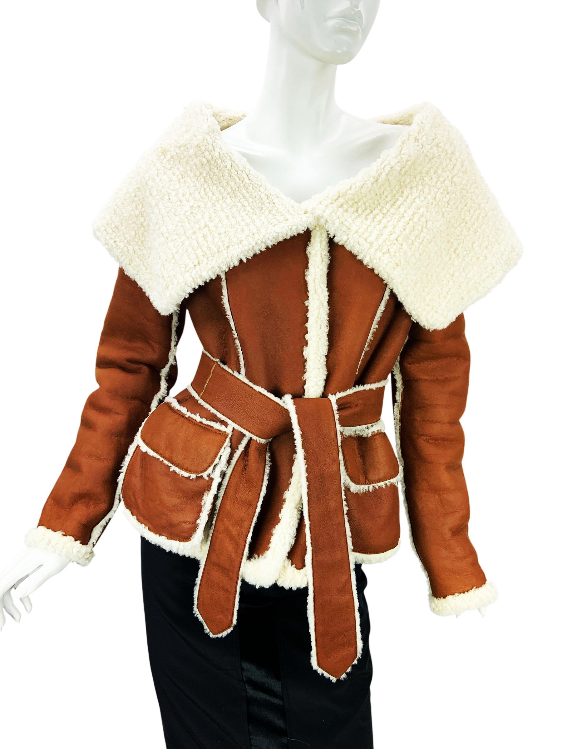 Luxuriously crafted in Italy, this Oscar de la Renta Fall/Winter 2006 shearling jacket showcases refined craftsmanship and timeless elegance. Rendered in rich cognac-toned shearling, the design features exposed ivory shearling seams, adding textural