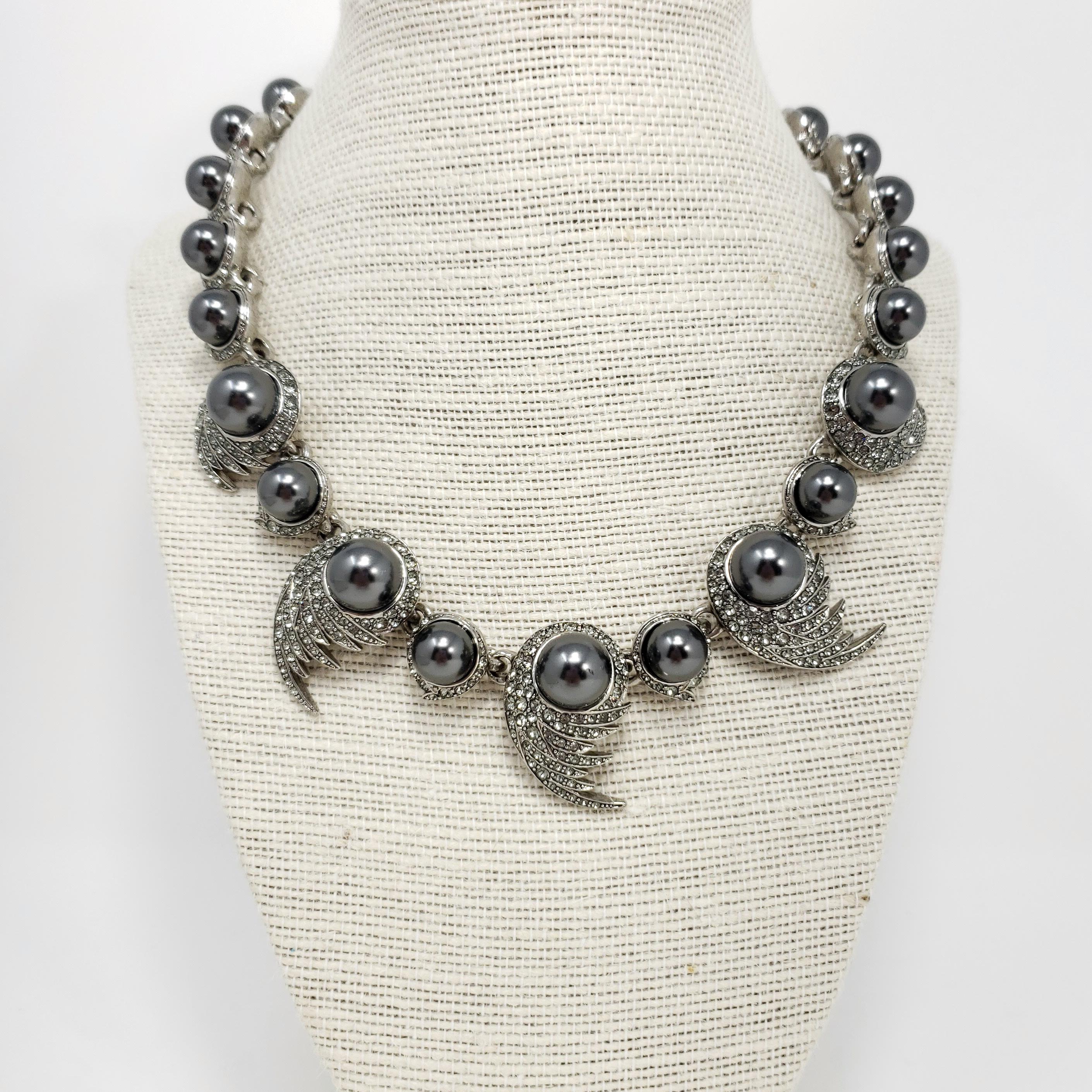 A stylish Oscar de la Renta link necklace decorated with faux Tahitian pearls and glittering Swarovski crystals.

Rhodium plated.

Hallmarks: Oscar de la Renta, Made in USA

Length: 15 to 19 inches