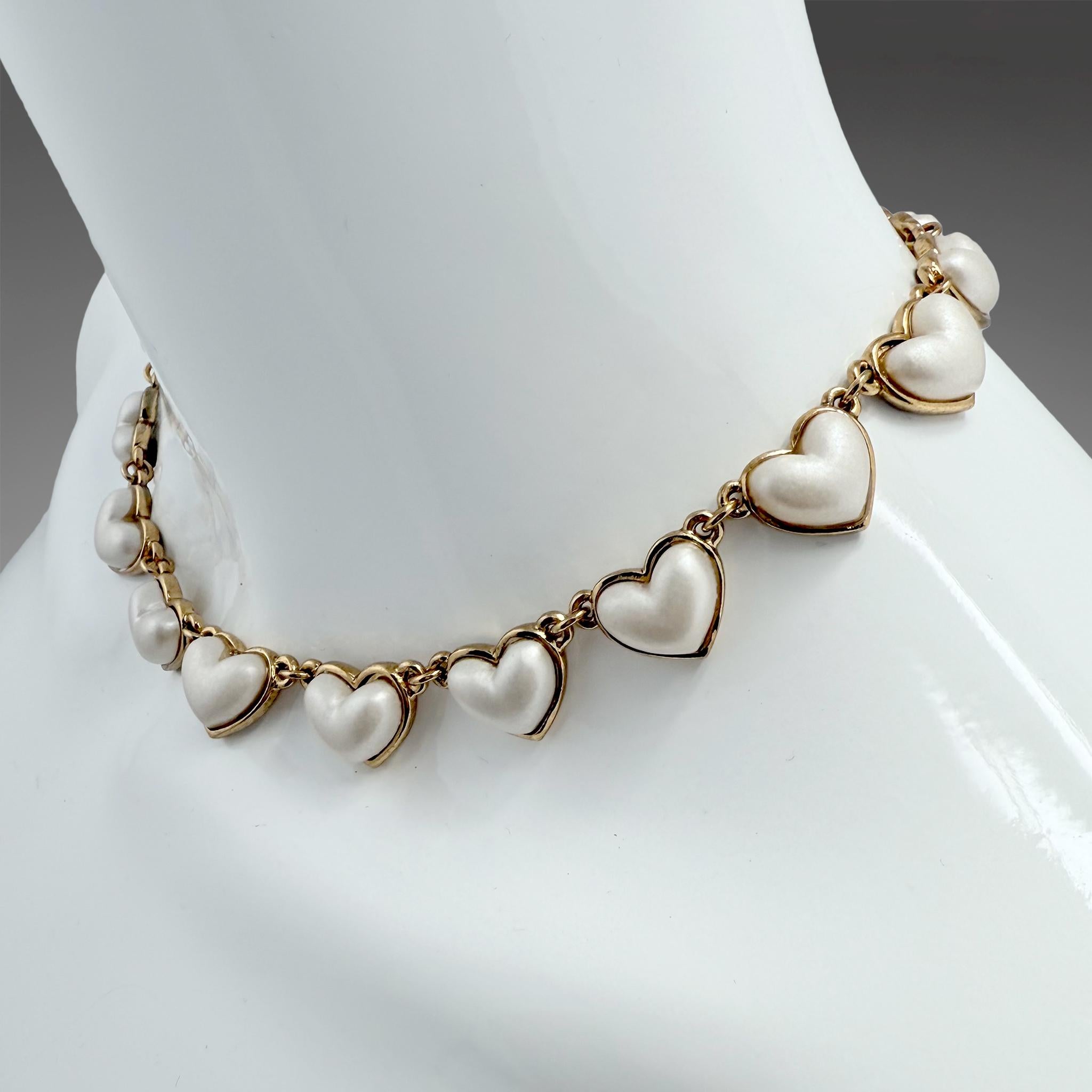 Contemporain Oscar De La Renta Collier Coeur Romantique en Fausses Perles Plaqué Or Antique 22k en vente