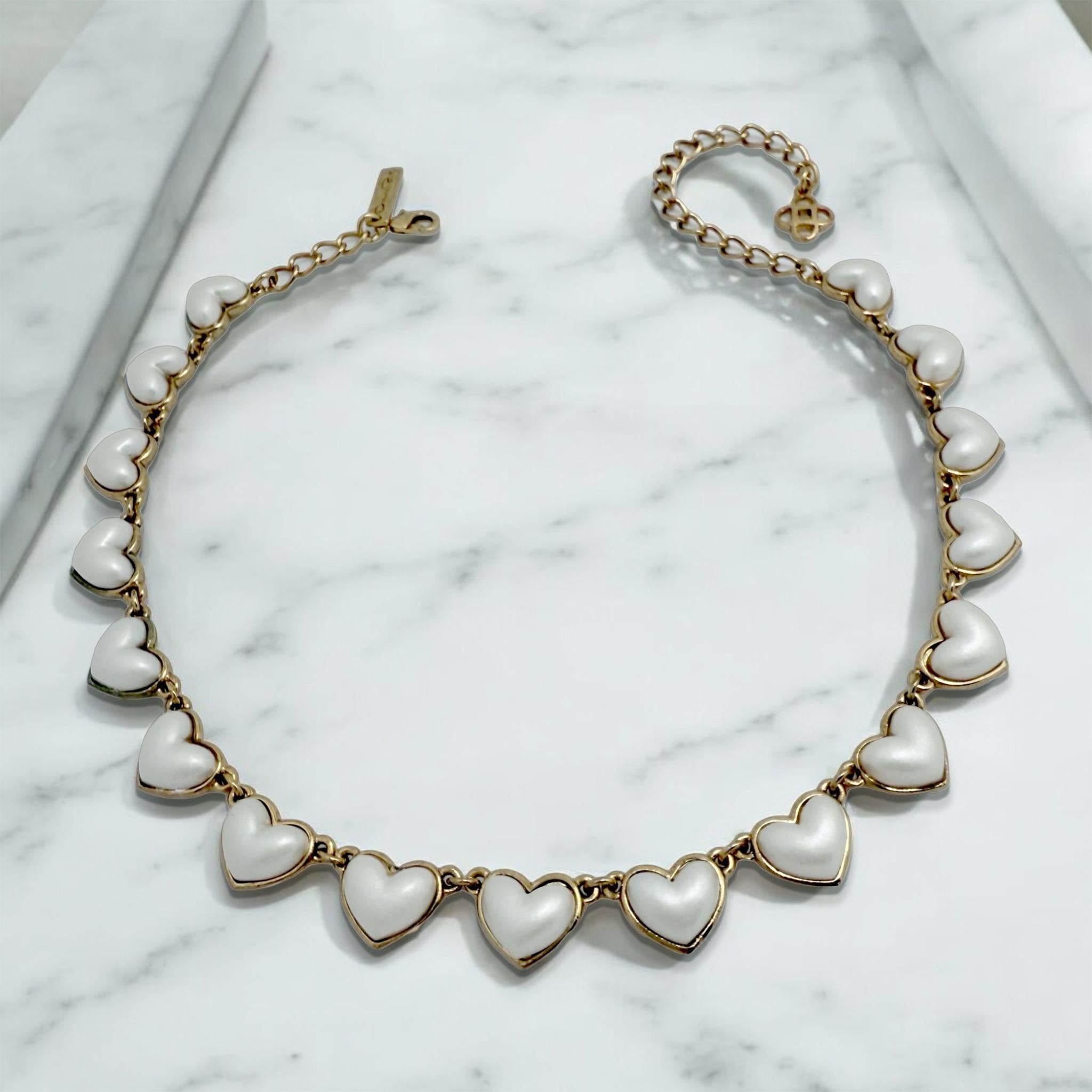 Oscar De La Renta Collier Coeur Romantique en Fausses Perles Plaqué Or Antique 22k Neuf - En vente à Santa Monica, CA