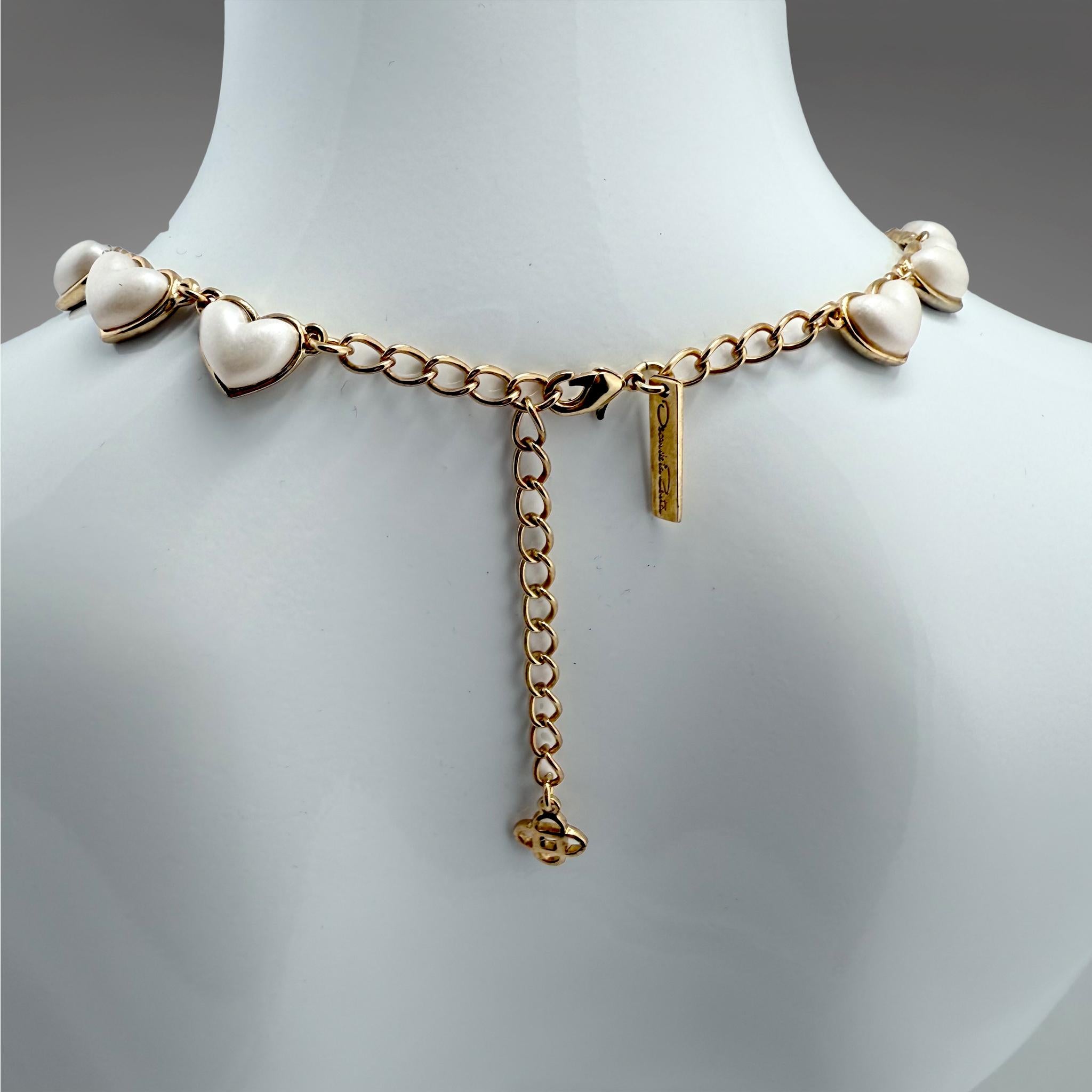 Oscar De La Renta Collier Coeur Romantique en Fausses Perles Plaqué Or Antique 22k en vente 4