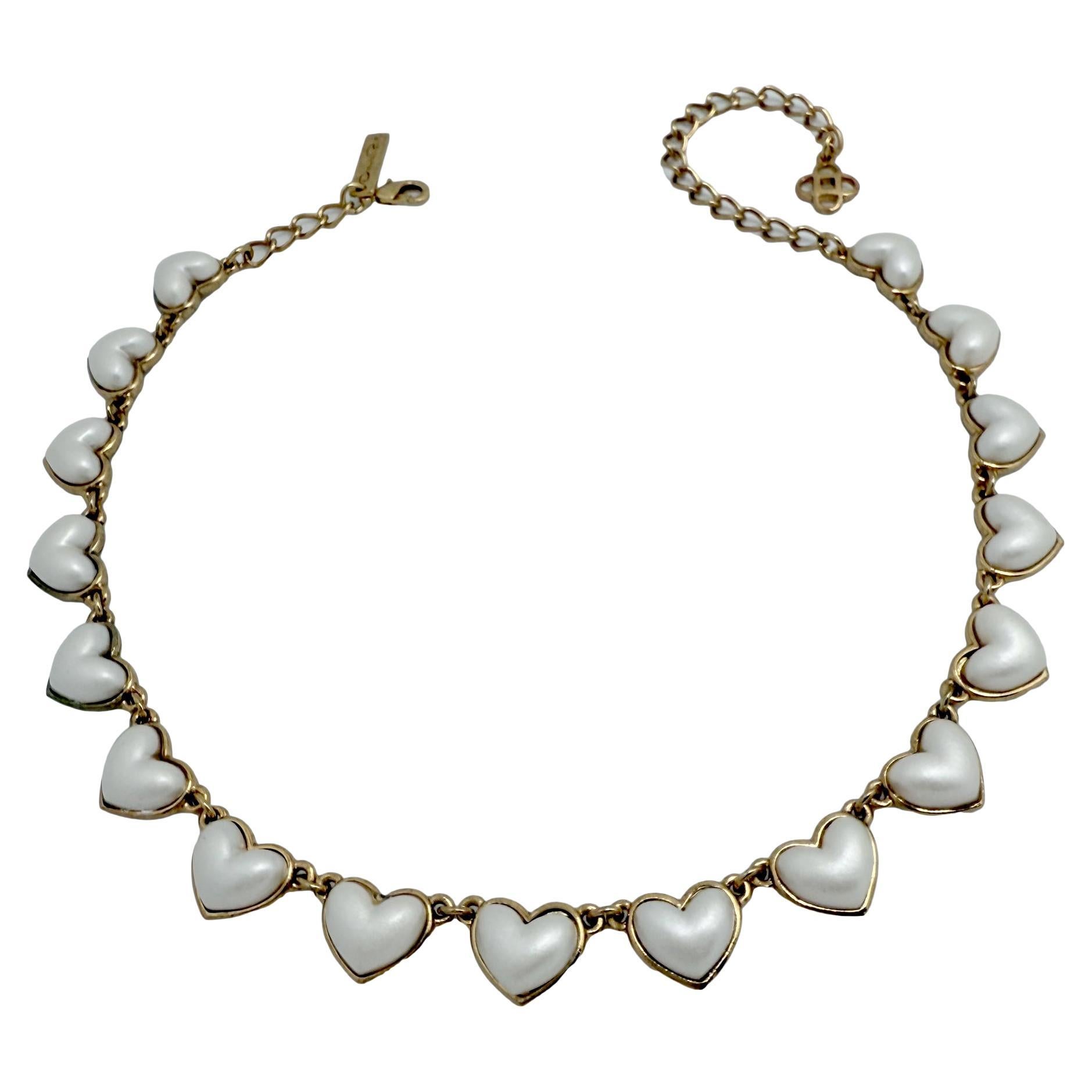 Oscar De La Renta Collier Coeur Romantique en Fausses Perles Plaqué Or Antique 22k en vente
